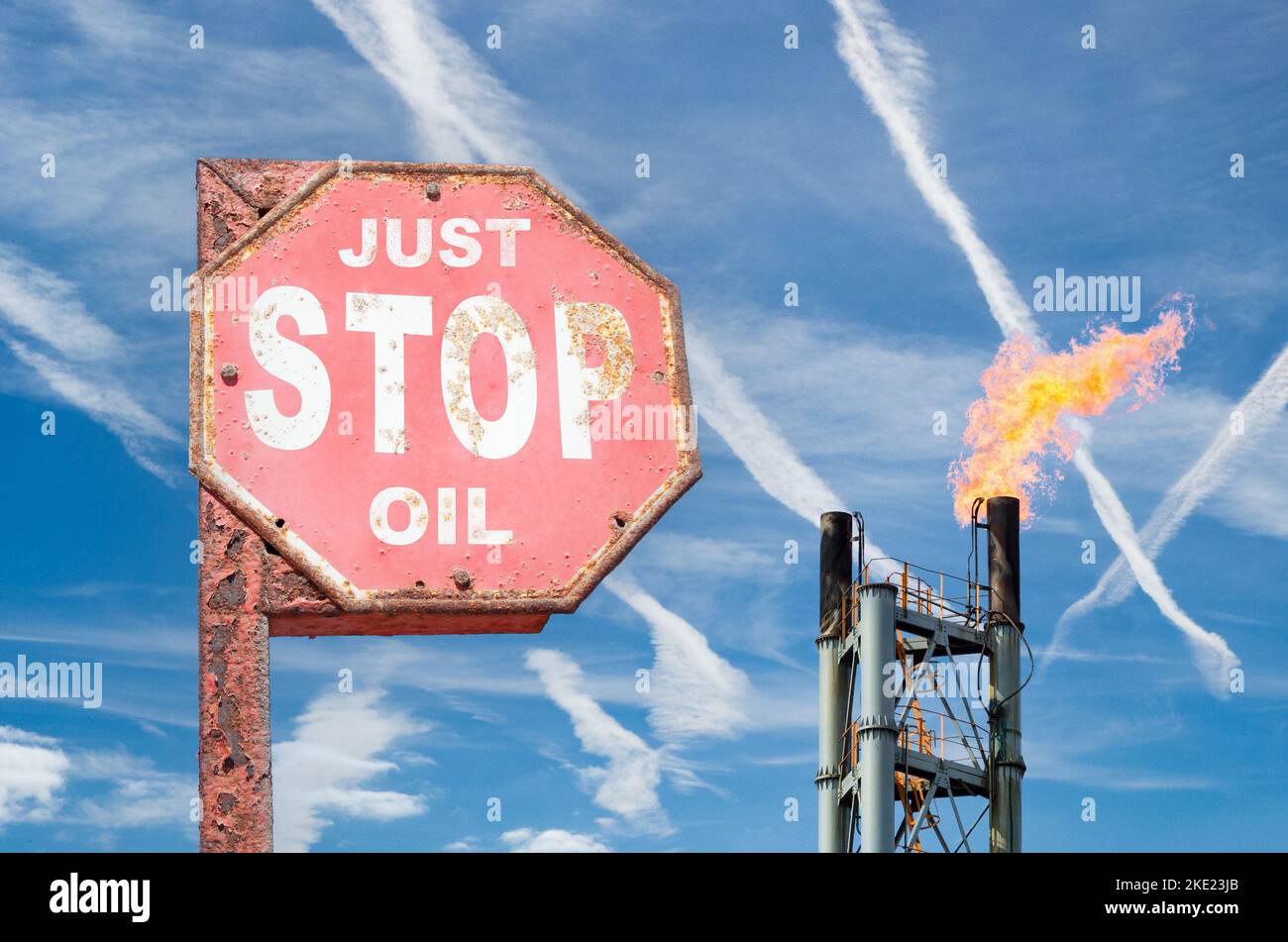 Halten Sie einfach das Bild des Ölkonzepts an. Raffineriegas-Flare stapeln sich mit Flugzeugkontrainern am Himmel. Globale Erwärmung, Klimawandel, Klimakrise, Netto-Null... Stockfoto