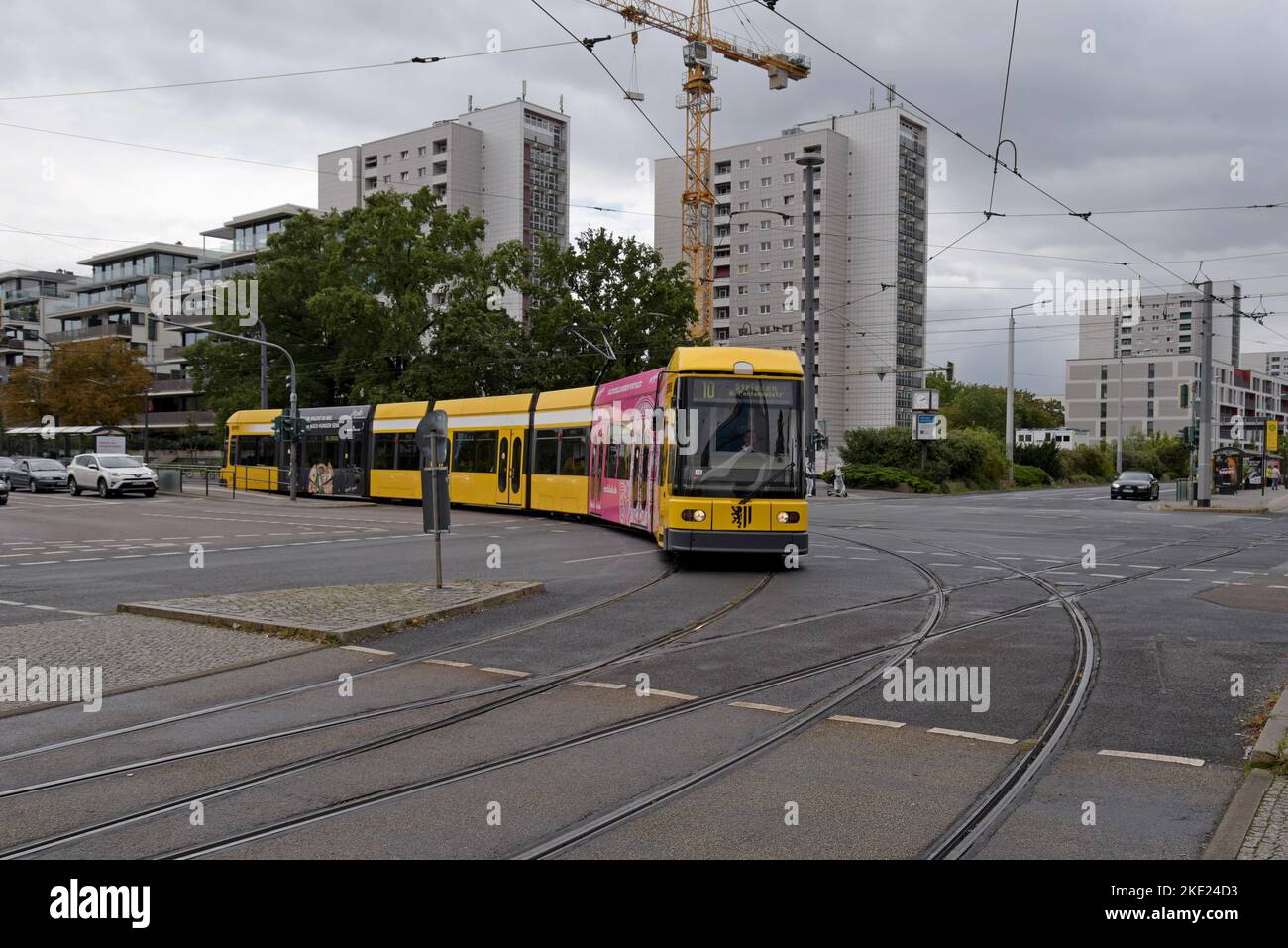 Eine Bombardier Flexity Classic Straßenbahn von DVB, öffentlicher Verkehr in Dresden, Deutschland Stockfoto