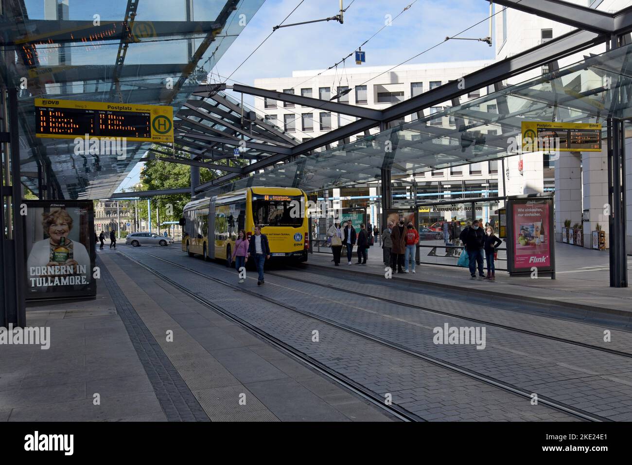 Städtischer Busservice von Dresden, betrieben von DVB an der Bus- und Straßenbahnhaltestelle Postplatz, Dresden, Deutschland Stockfoto