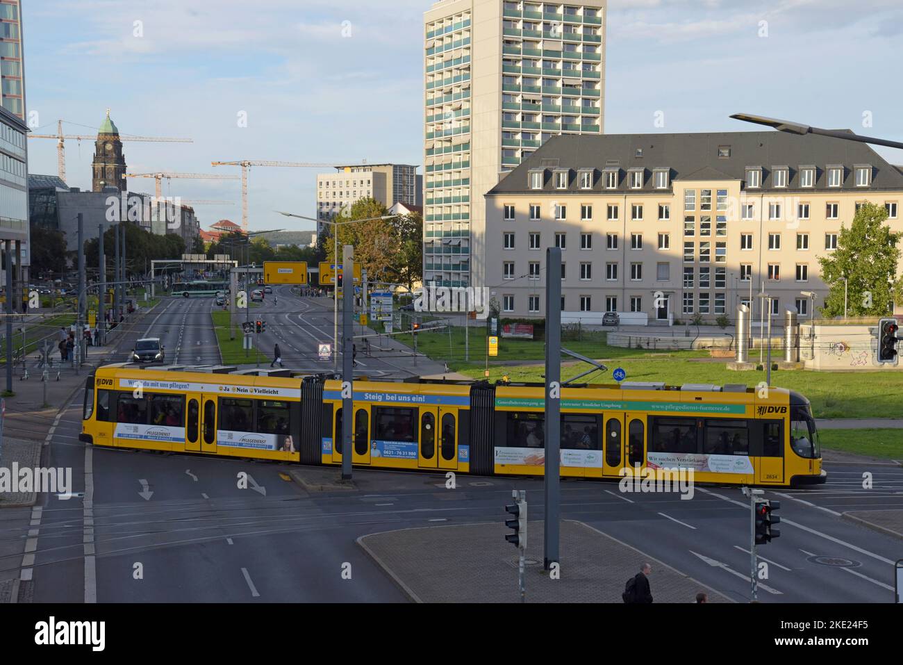 Eine Bombardier Flexity Classic Straßenbahn von DVB, öffentlicher Verkehr in Dresden, Deutschland Stockfoto
