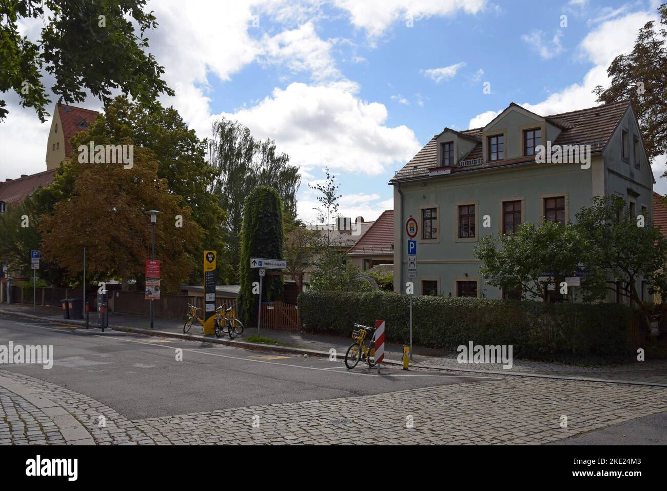 Mobibike Docking Leihen Sie Fahrräder vor historischen Häusern im Dresdner Stadtteil Loschwitz aus Stockfoto