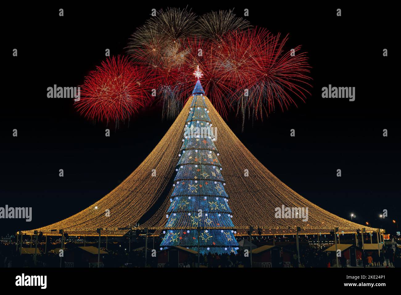 Neujahrsbaum in Kazan. Der wichtigste Weihnachtsbaum der Stadt. Weihnachtsbaum in bunten Lichtern. Weihnachtsdekoration für das neue Jahr. Feuerwerk über den Urlaub Stockfoto