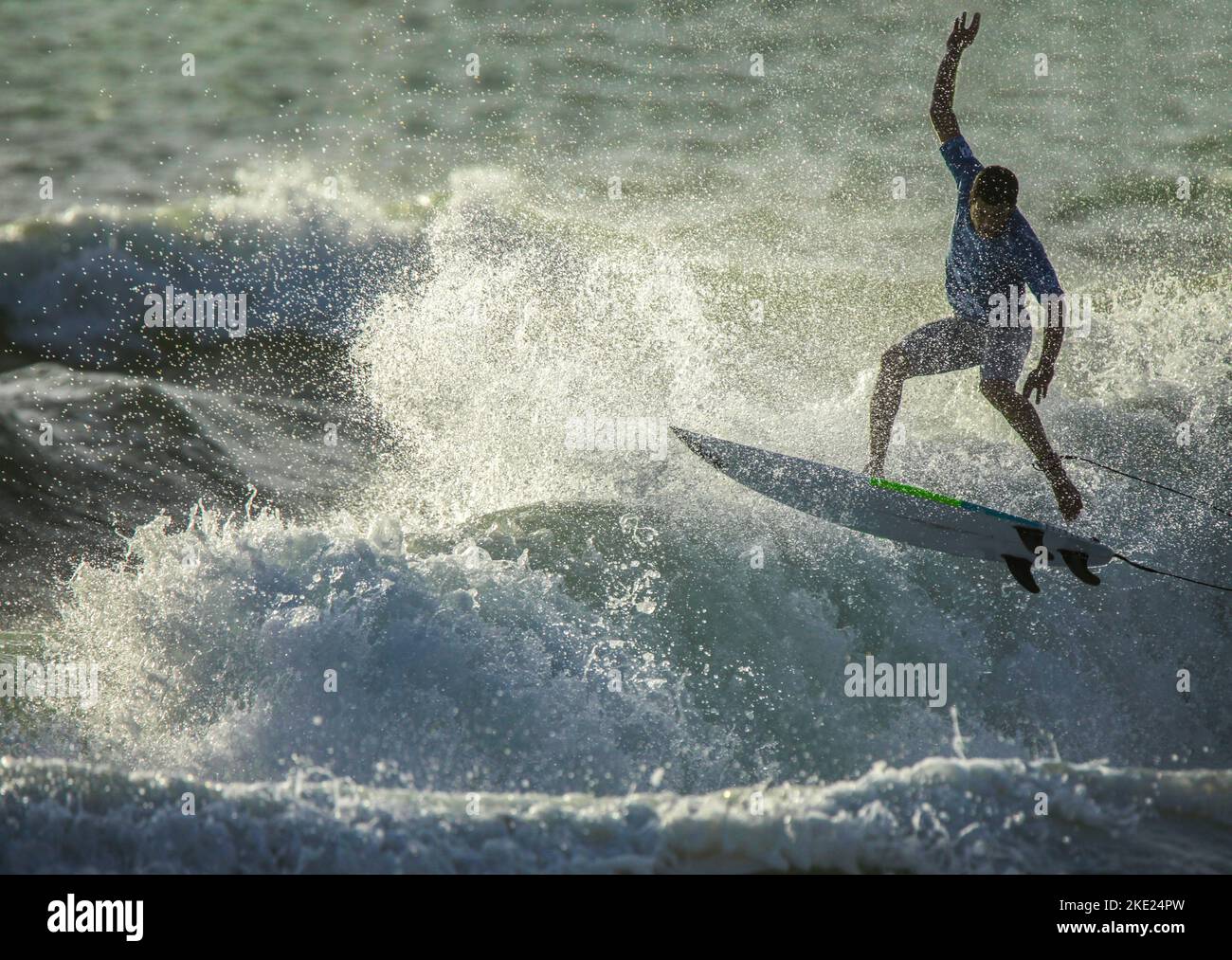 10-30-2015 Peniche Portugal ein Surfer fährt die Welle viele Spritzer in Sonnenstrahlen auf der Competetion Moche Rip Curl Pro Portugal 2015. Kostenlos, nein Stockfoto