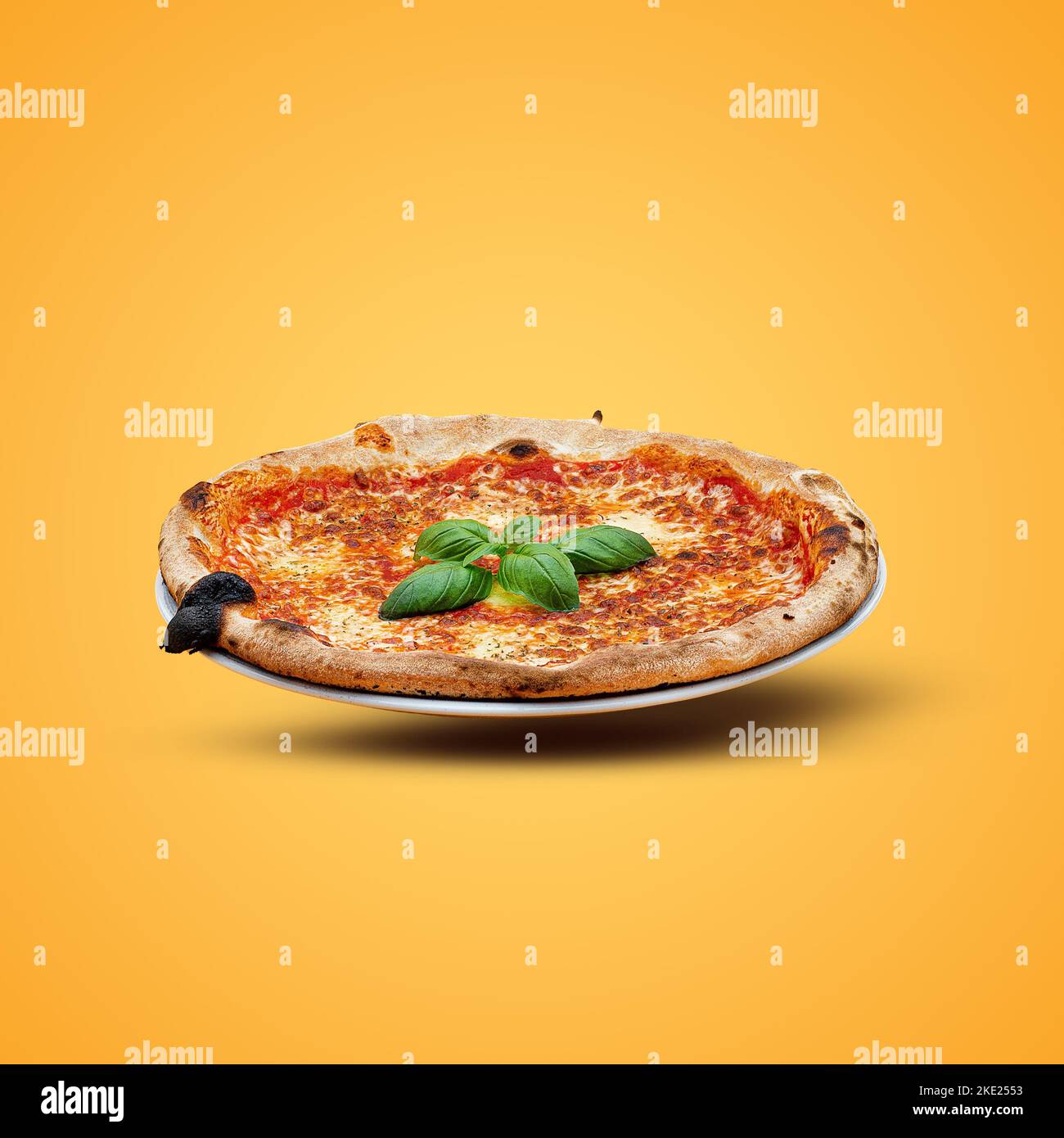 Hausgemachte italienische Pizza auf gelbem Hintergrund. Stockfoto