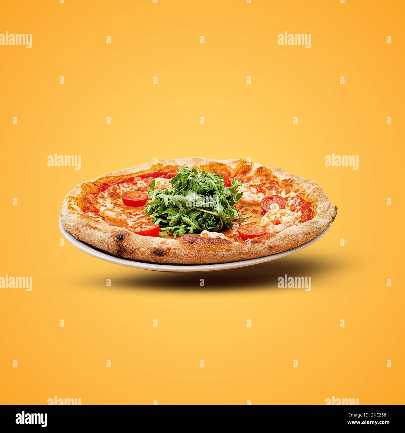 Hausgemachte italienische Pizza auf gelbem Hintergrund. Stockfoto