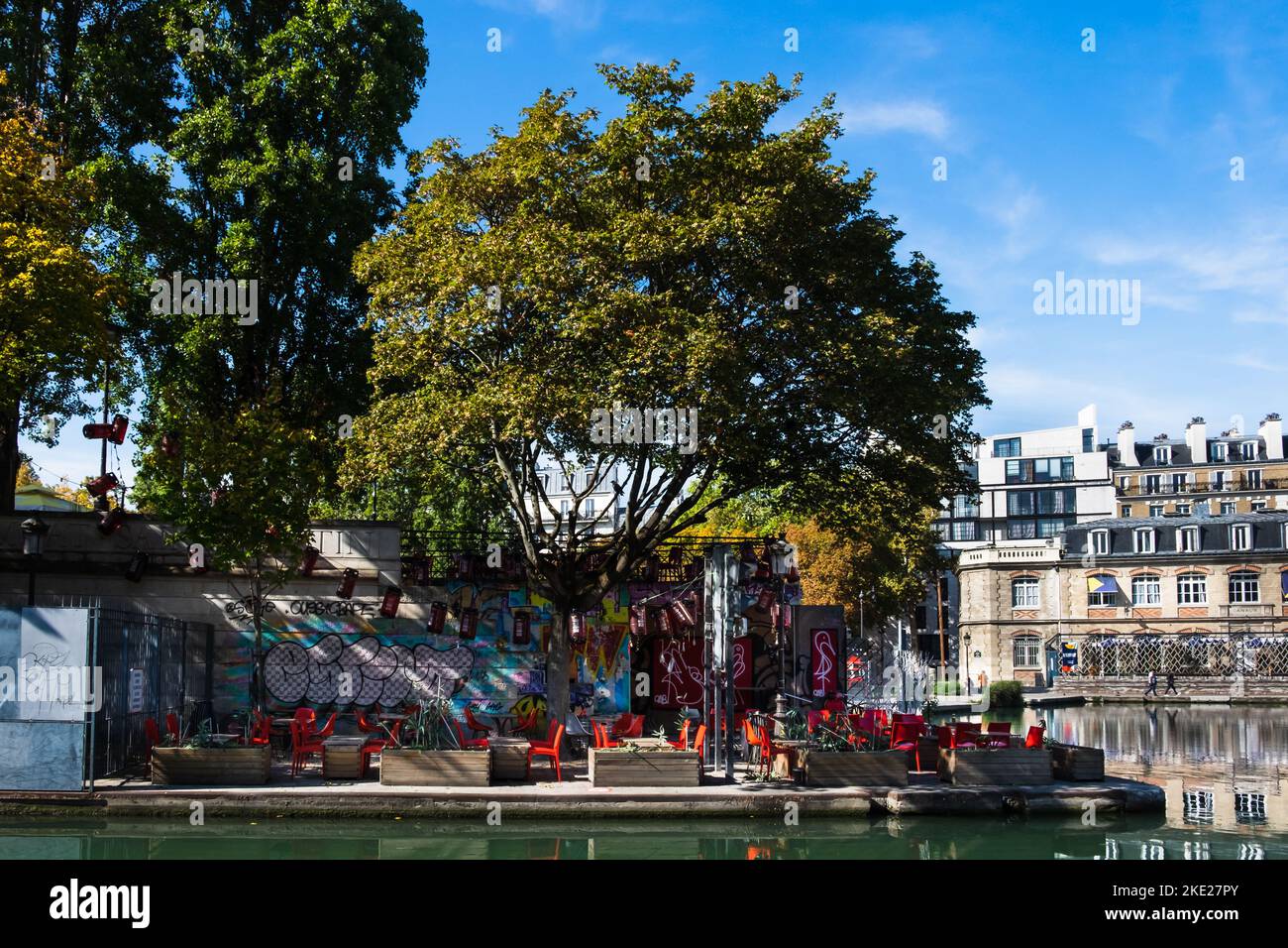 Paris, Frankreich, Oktober 2022, Blick auf das Café Restaurant die 25 Grad große Terrasse Est am Canal Saint-Martin Stockfoto