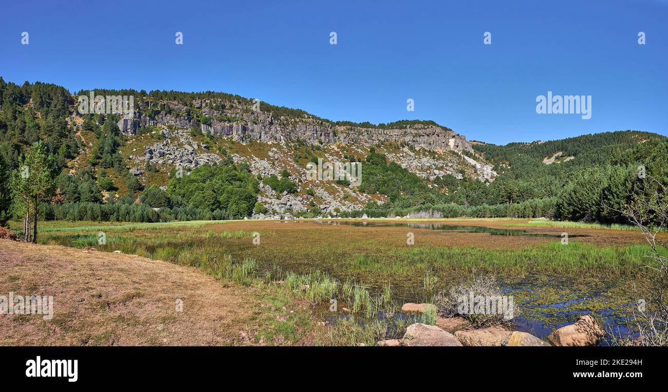 Die Schwarze Lagune ist Teil der Lagunen von Neila, eine Gruppe von beeindruckenden Seen glazialen Ursprungs, die von etwa 2000 Meter hohen Gipfeln umgeben sind. L Stockfoto