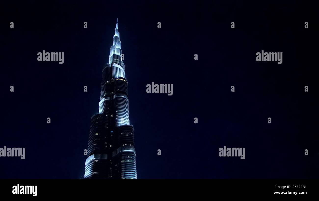 DUBAI, VEREINIGTE ARABISCHE EMIRATE, VAE - 20. NOVEMBER 2017: Burj Khalifa, Nachtansicht des höchsten Gebäudes und von Menschen gefertigten Gebäudes der Welt. Hochwertige Fotos Stockfoto