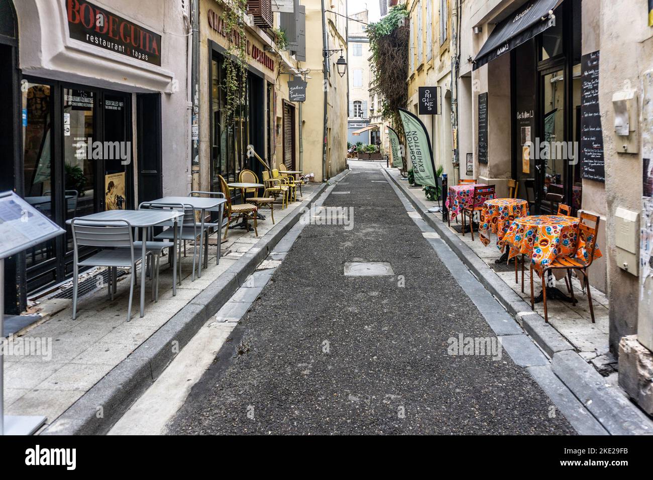Tische vor einer Gruppe von Restaurants in Arles, Frankreich Stockfoto