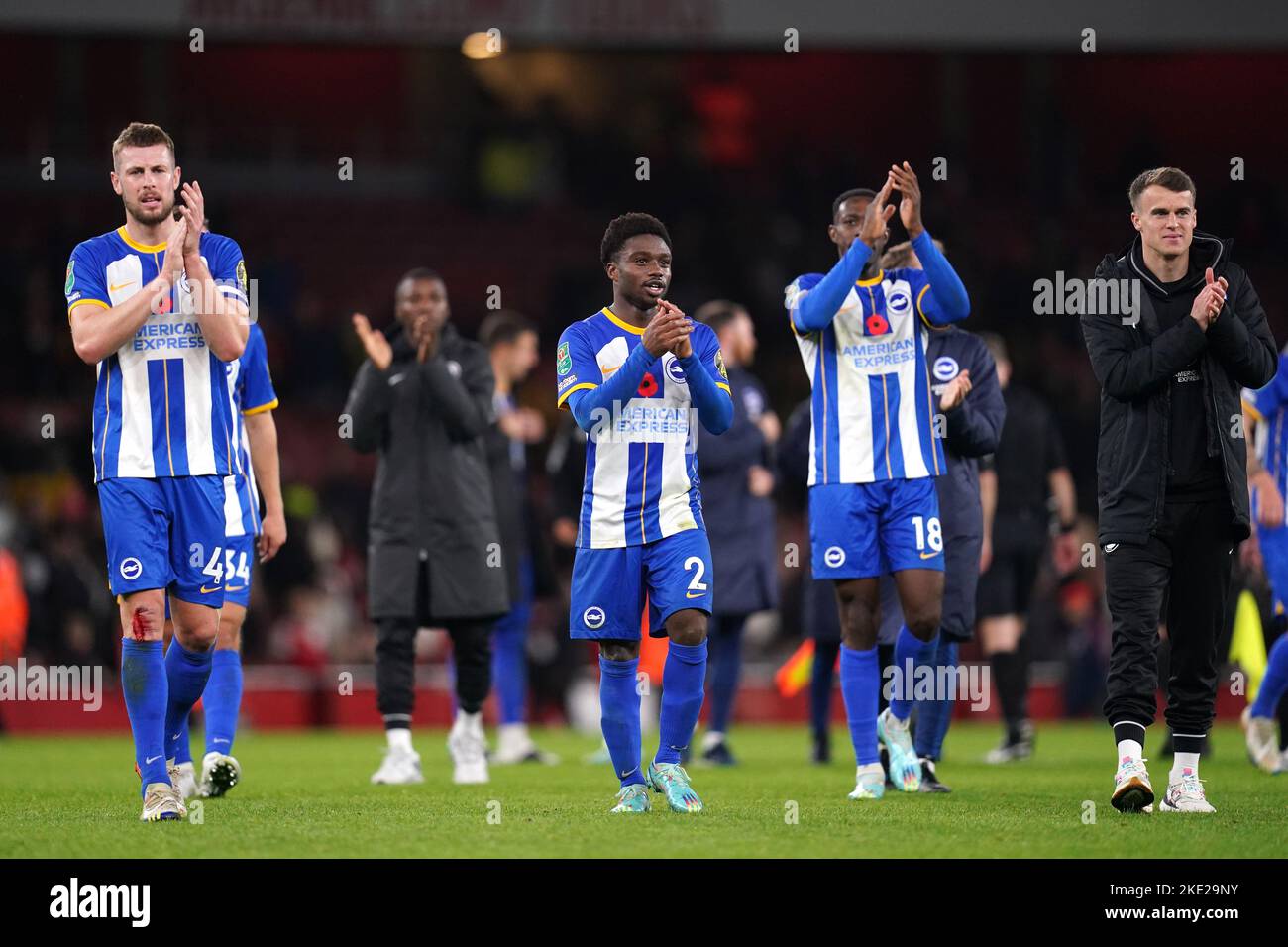 Adam Webster, Tariq Lamptey und Danny Welbeck von Brighton und Hove Albion applaudieren den Fans, die beim dritten Lauf des Carabao Cup im Emirates Stadium in London mitspielten. Bilddatum: Mittwoch, 9. November 2022. Stockfoto