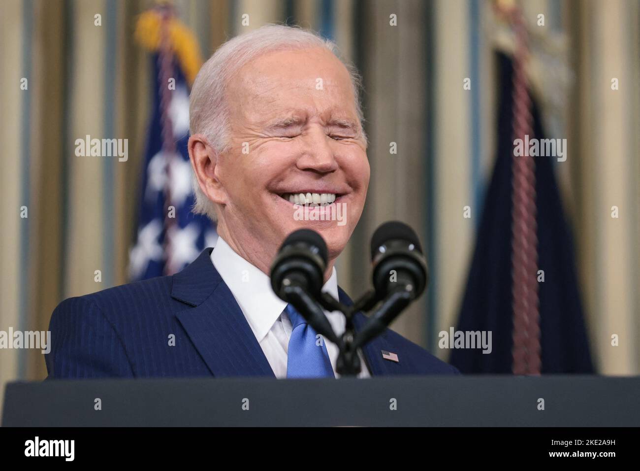 Präsident Joe Biden lächelt, als er am 9. November 2022 im State Dining Room des Weißen Hauses in Washington, DC, Fragen beantwortet. (Foto von Oliver Contreras/Pool/ABACAPRESS.COM) Stockfoto