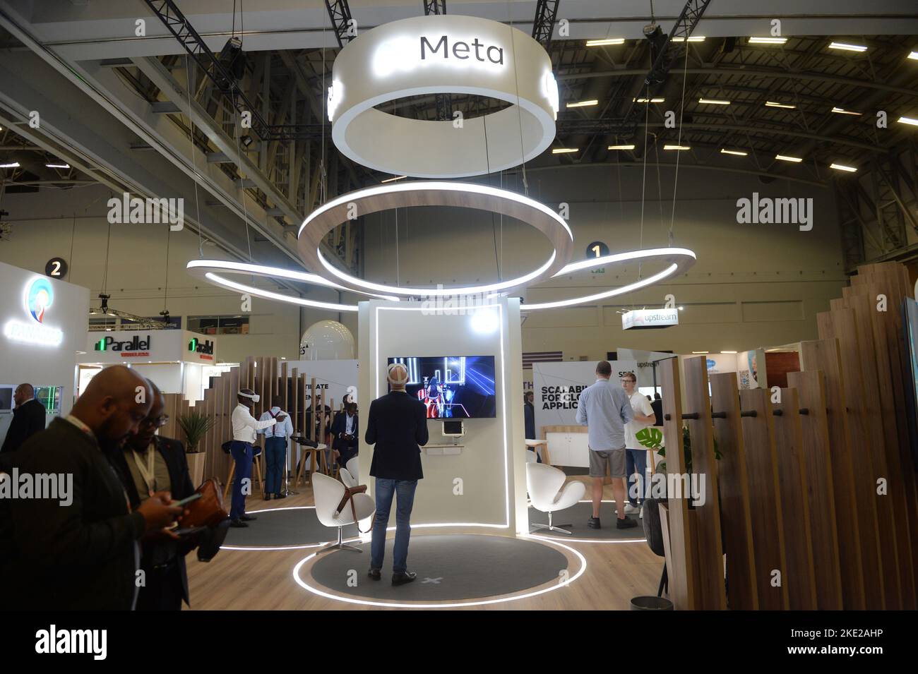 Kapstadt, Südafrika. 9.. November 2022. Menschen besuchen das Africa Tech Festival in Kapstadt, Südafrika, am 9. November 2022. Das Africa Tech Festival 2022 hat im International Convention Center in Kapstadt seinen Auftakt gemacht. Kredit: Xabiso Mkhabela/Xinhua/Alamy Live Nachrichten Stockfoto