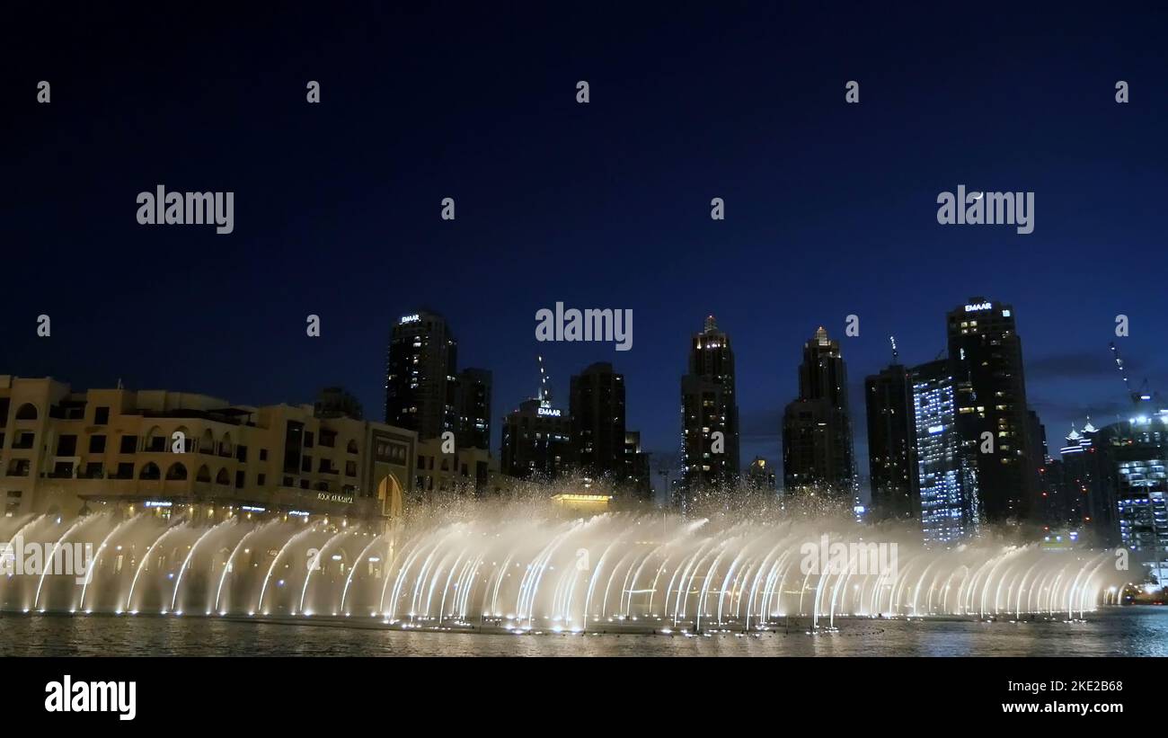 DUBAI, VEREINIGTE ARABISCHE EMIRATE, VAE - 20. NOVEMBER 2017: Nachttanzende Springbrunnen, wunderschöne Wasserströme, Licht und Musik auf dem Hintergrund von Wolkenkratzern. Hochwertige Fotos Stockfoto