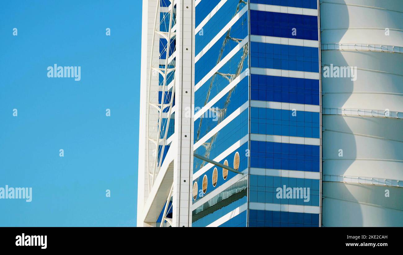 DUBAI, VEREINIGTE ARABISCHE EMIRATE, VAE - 20. NOVEMBER 2017: Hotel Burj al Arab , eine Nahaufnahme eines Hotelgebäudes. Hochwertige Fotos Stockfoto