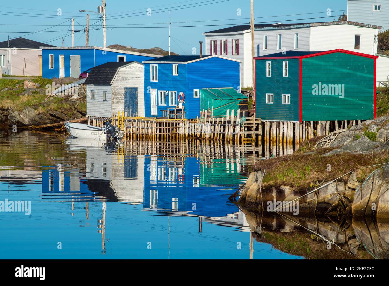 Fischerdorf Gebäude und Boote spiegeln sich im inneren Hafen, Rose Blanche, Neufundland und Labrador NL, Kanada Stockfoto