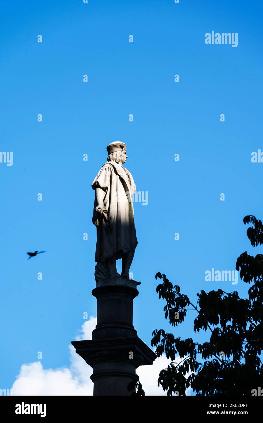 Statue von Christoph Kolumbus auf einem Sockel im Zentrum des Columbus Circle, New York City. Stockfoto