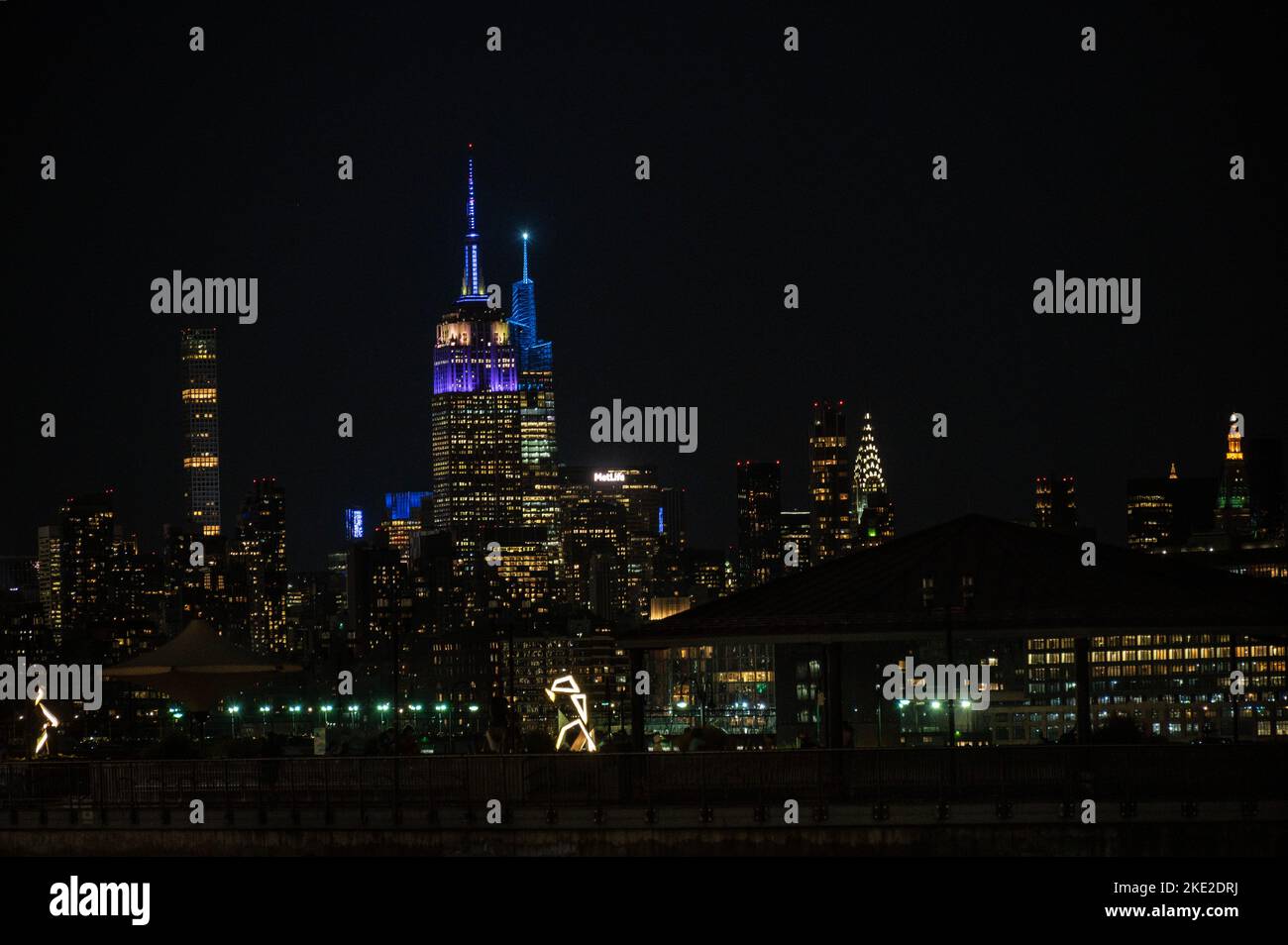 Die Skyline von Midtown Manhattan bei Nacht wird vom Pier von Jersey City aus gesehen. Stockfoto