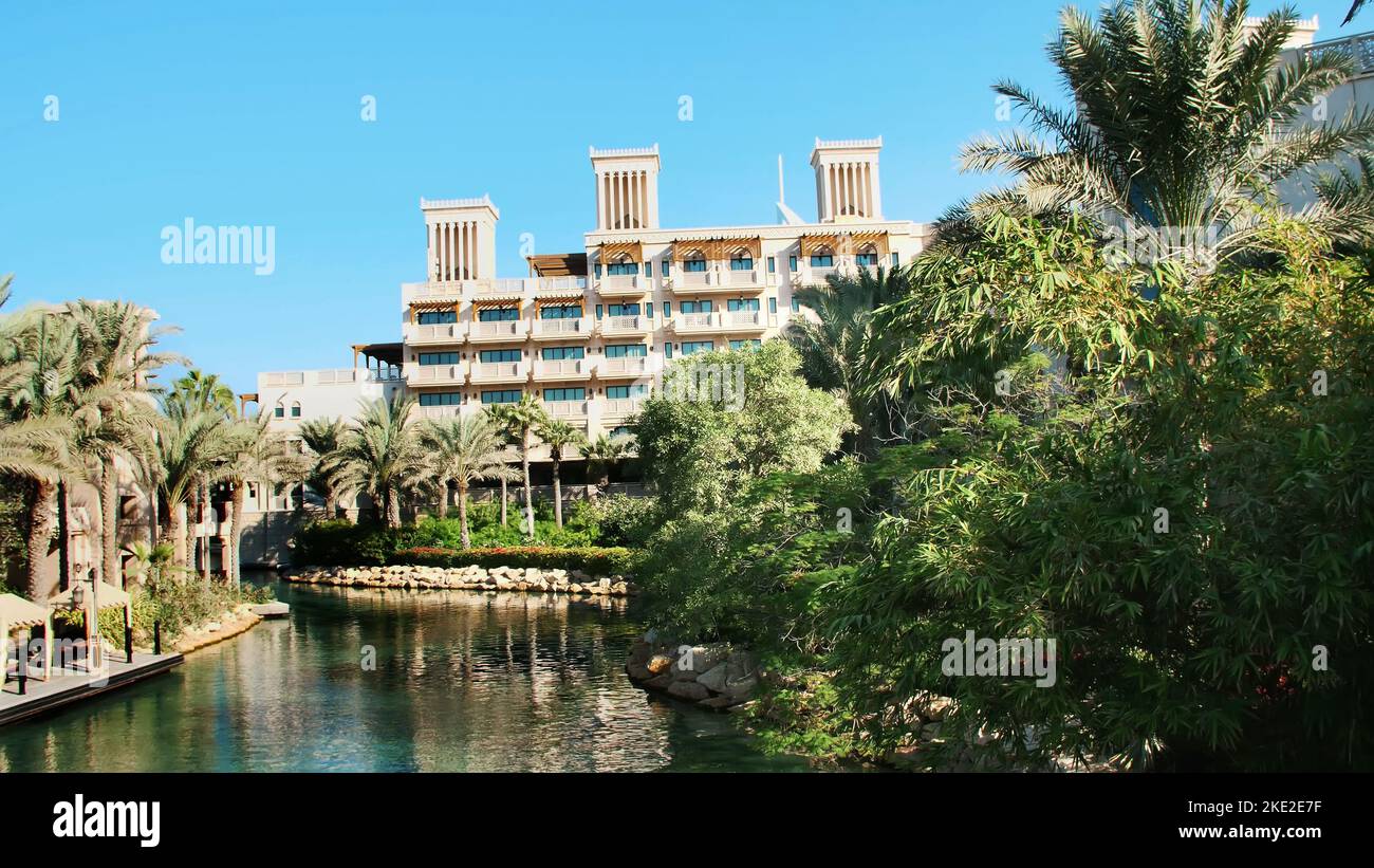 DUBAI, VEREINIGTE ARABISCHE EMIRATE, VAE - 20. NOVEMBER 2017: Blick auf das luxuriöse 5-Sterne-Hotel JUMEIRAH Madinat, größtes Resort im Emirat mit eigenen künstlichen Kanälen. Hochwertige Fotos Stockfoto