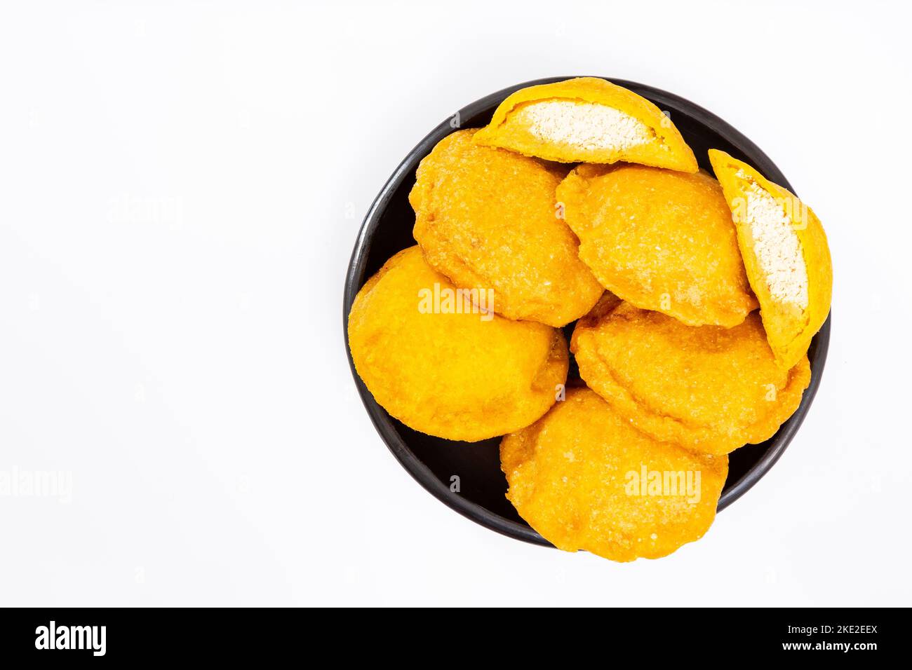 Tasty Fried Cakes Filled With Chicken – Traditionelle Kolumbianische Küche Stockfoto