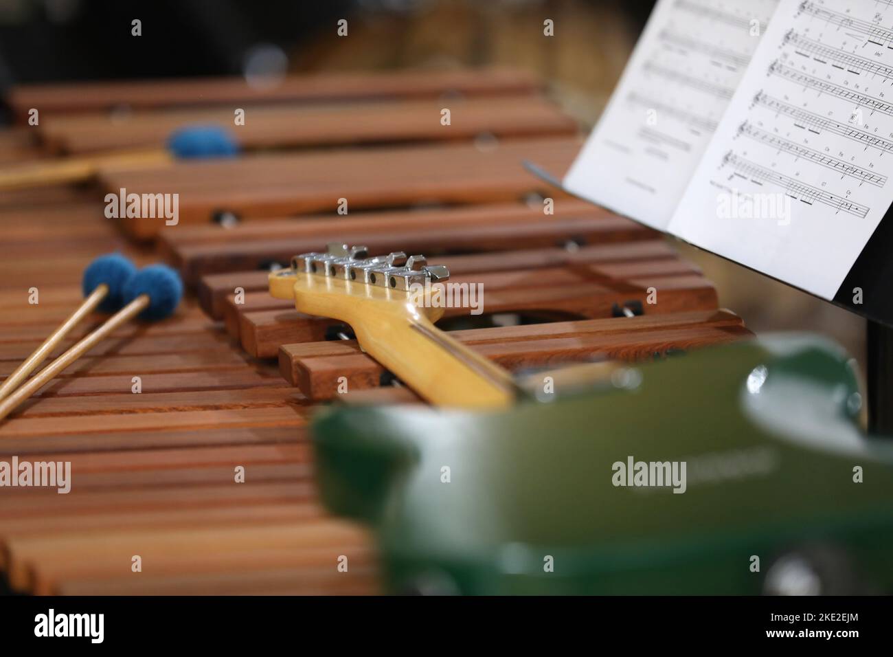 Eine Vielzahl von Musikinstrumenten und Notenblättern, die eine Band oder ein Orchester und ihre Ausrüstung illustrieren. Professionelle Musiker oder lernen zu spielen. Stockfoto