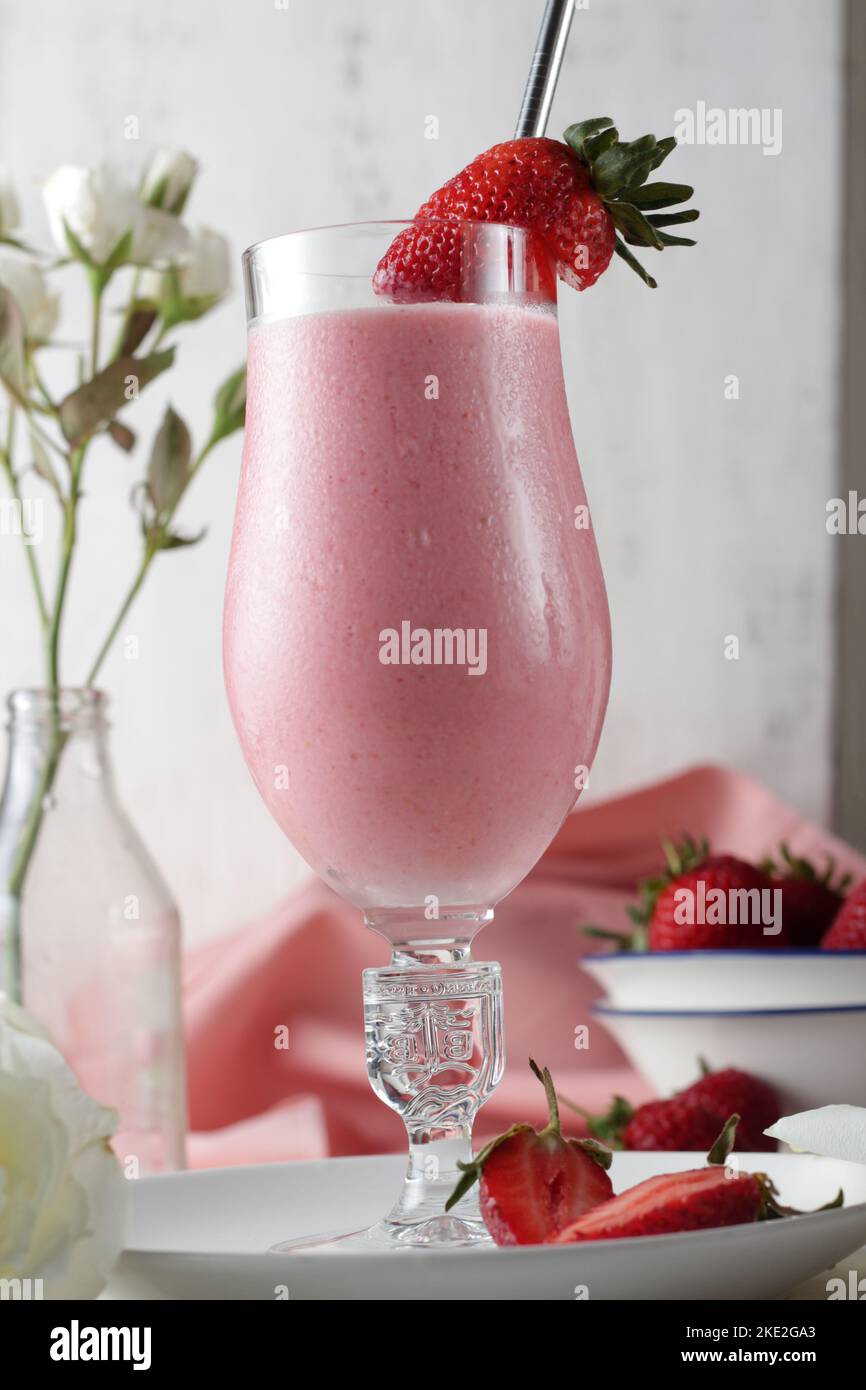 Wunderschön ausgewählte Erdbeeren Stockfoto