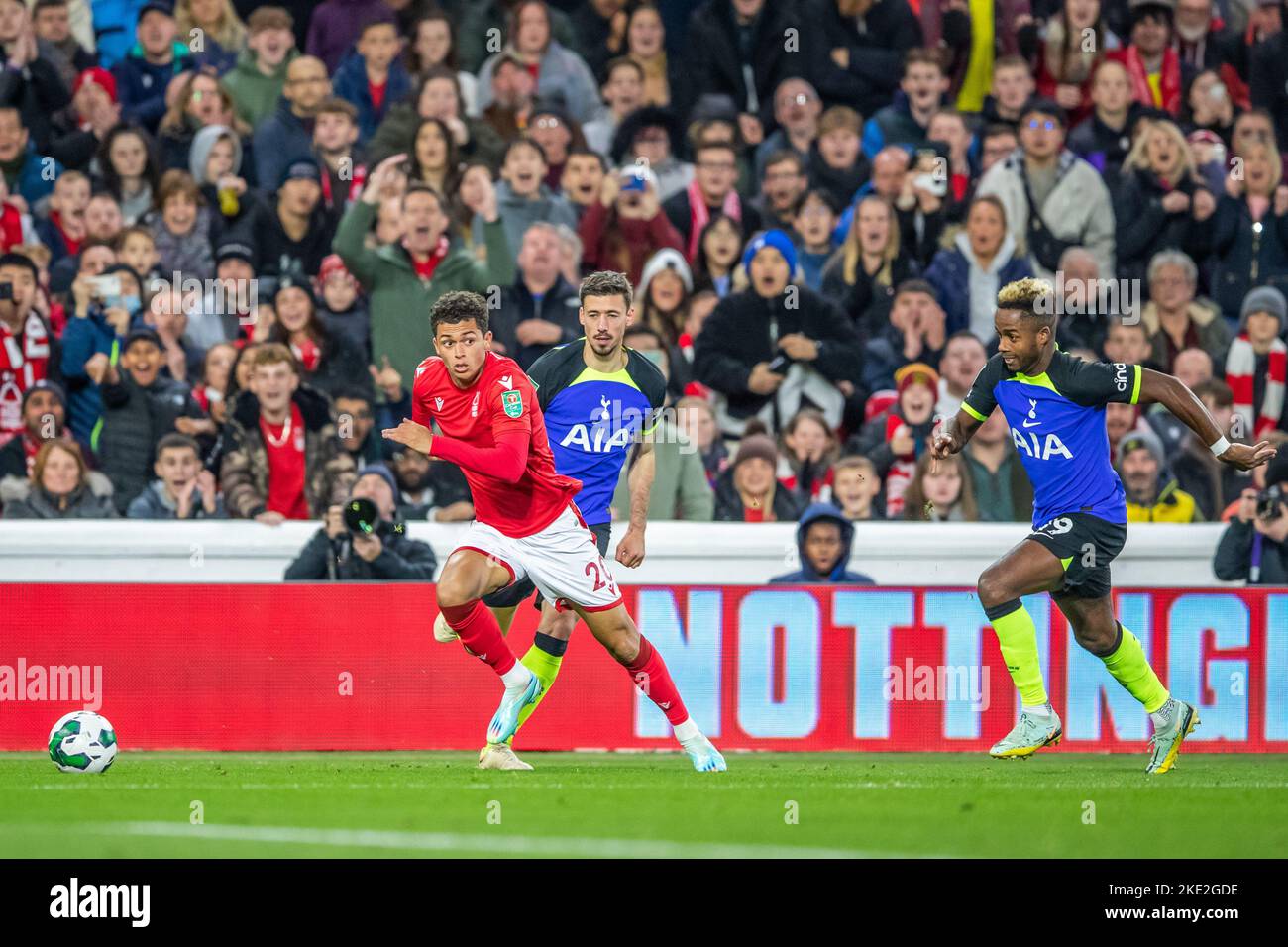 Nottingham, Großbritannien. 09.. November 2022. Brennan Johnson #20 von Nottingham Forest sieht vor, während des Carabao Cup Third Round Spiels Nottingham Forest gegen Tottenham Hotspur in City Ground, Nottingham, Großbritannien, 9.. November 2022 (Foto von Ritchie Sumpter/News Images) in Nottingham, Großbritannien, am 11/9/2022, eine Eröffnung zu machen. (Foto von Ritchie Sumpter/News Images/Sipa USA) Quelle: SIPA USA/Alamy Live News Stockfoto