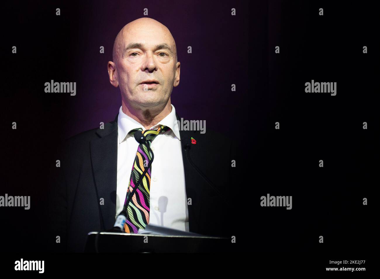 Peter Clifton, Chefredakteur von PA Media, hält eine Rede, nachdem er