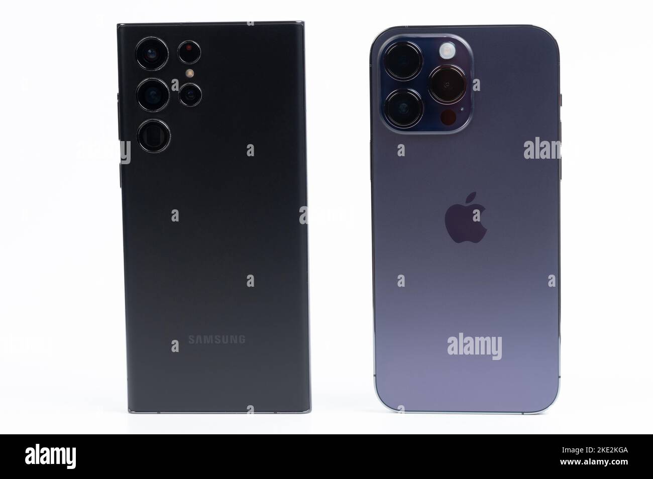 New york, USA - 8. November 2022: Rückseite des Apple iphone 14 pro max und samsung Galaxy S22 ultra Smartphone isoliert Stockfoto
