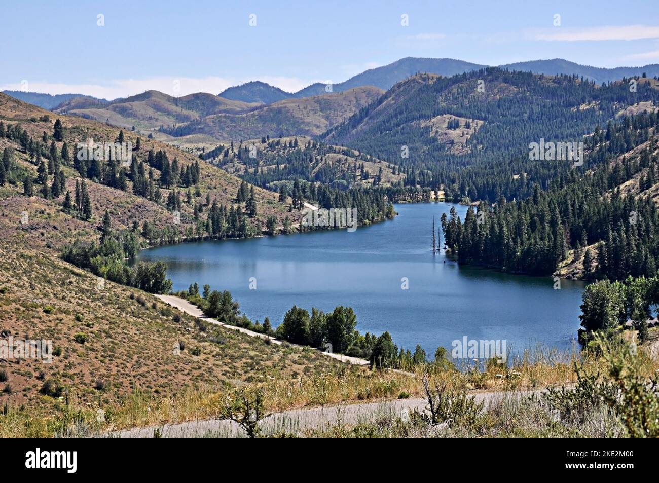 Patterson Lake Washington Berg See Landschaft in diesem schönen Naturfoto. Trockenes, trockenes Klima am Tag mit immergrünen Bäumen auf den Bergen. Stockfoto