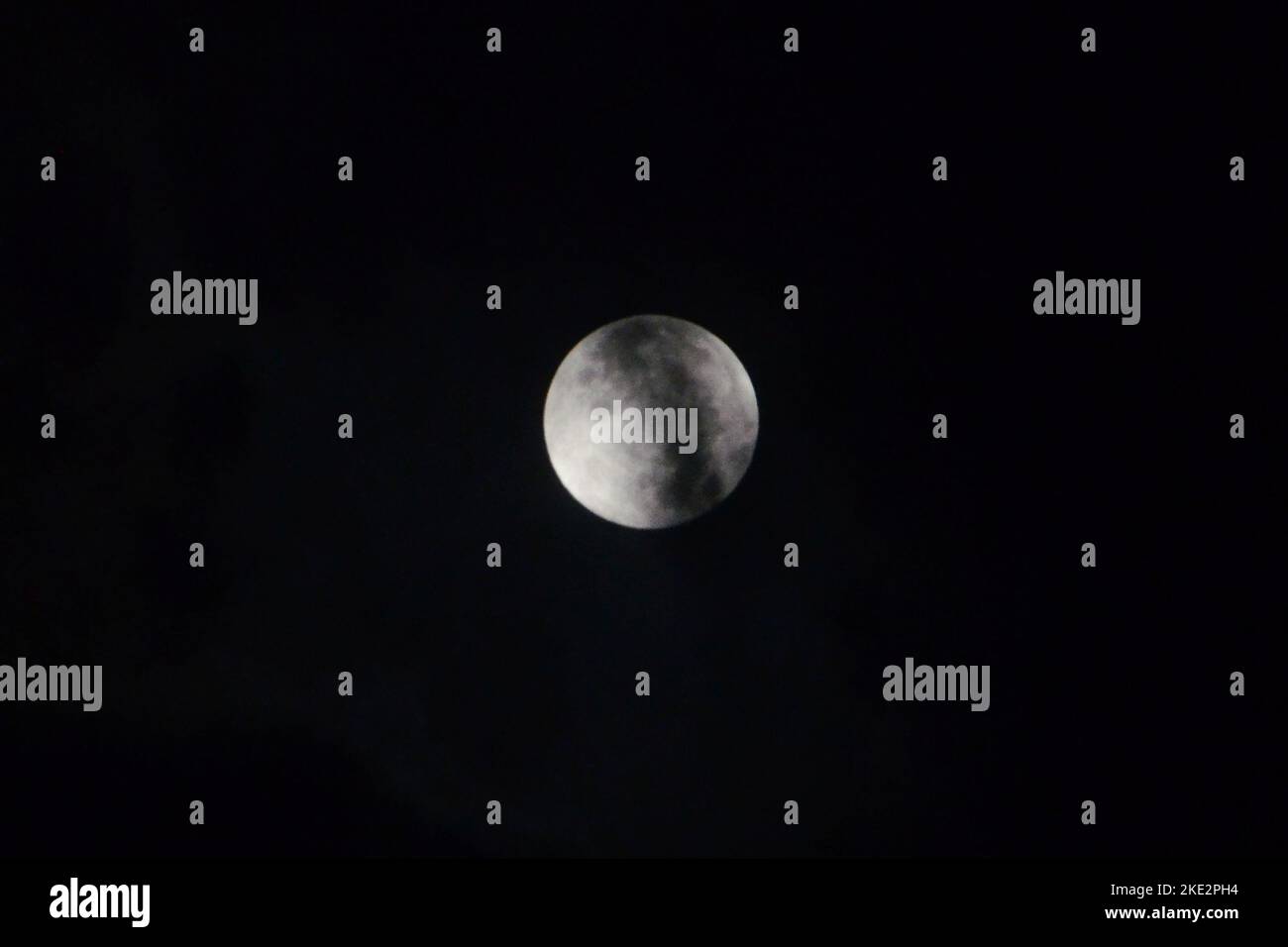 Peshawar, Khyber Pakhtunkhwa, Pakistan. 8.. November 2022. Eine ''Blutmond'' totale Mondfinsternis war in Peshawar sichtbar. Die Sonnenfinsternis wurde in großen Städten beobachtet, darunter Islamabad, Lahore, Peshawar, Quetta, Gilgit, Muzaffarabad und anderen Teilen des Landes. Nach pakistanischer Zeit begann die Mondfinsternis um 1:02 Uhr und die totale Finsternis um 3:17 Uhr. Die Mondfinsternis dauerte fünf Stunden und 56 Minuten. Der Mond bewegte sich über Nacht in den Schatten der Erde und wurde rot, als das einzige Sonnenlicht, das ihn erreicht, durch die Erdatmosphäre fließt. Der Biberblut Mond markiert das l Stockfoto