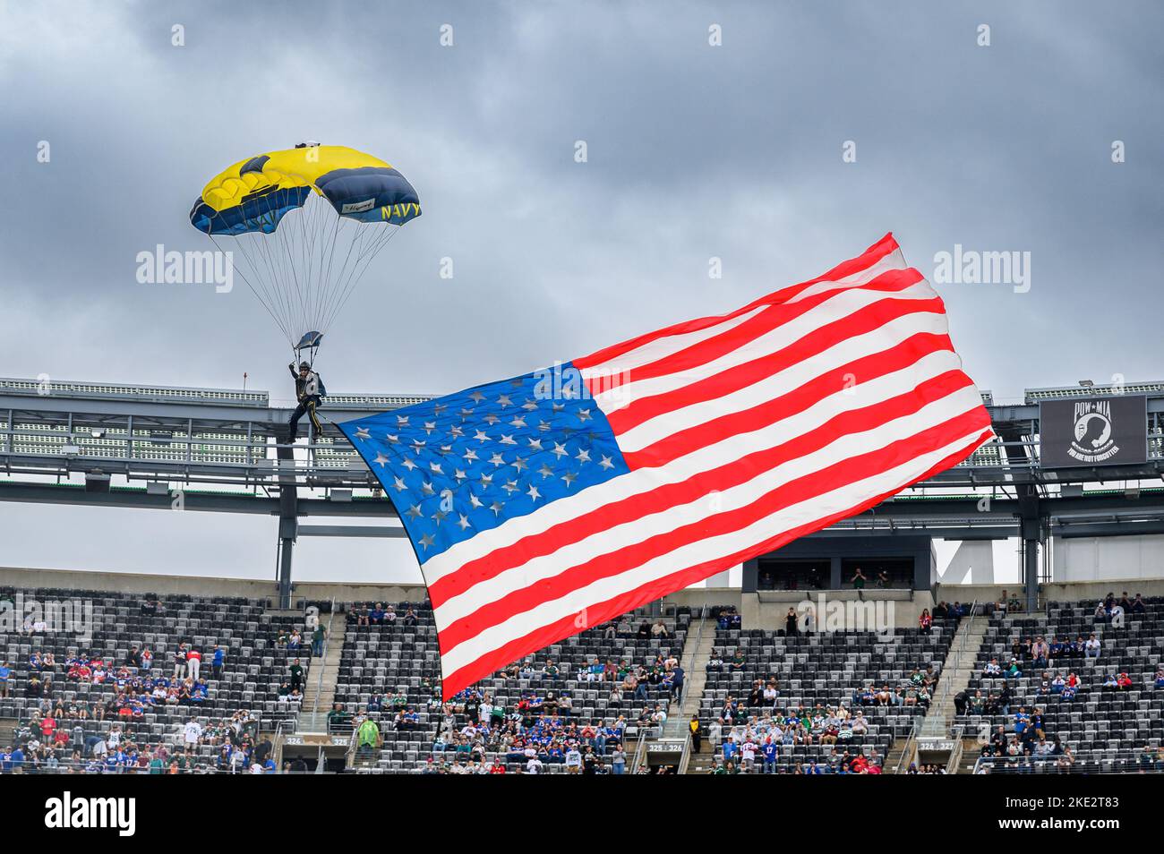 Das Fallschirmdemonstrationsteam der US Navy, die Leap Frogs, steigt am 6. November 2022 in das MetLife Stadium in East Rutherford, New Jersey, ein. Die Leap Frogs nahmen an den Zeremonien vor dem Spiel beim New Yorker Jets „Salute to Service“-Spiel Teil. (USA Foto der Armee-Nationalgarde von SPC. Michael Schwenk) Stockfoto
