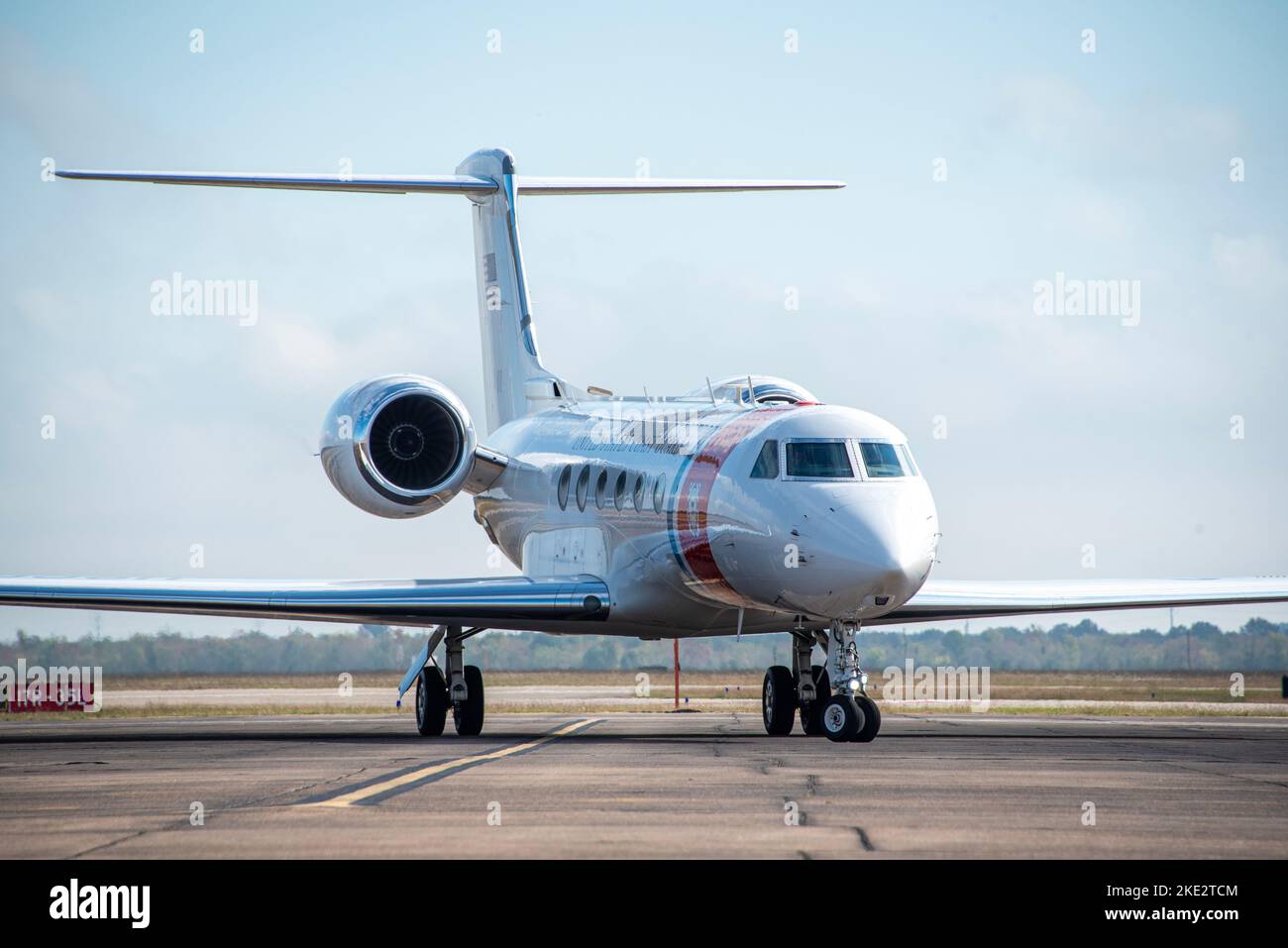 Ein Jet der Küstenwache Gulfstream V (CG-01) landet auf der Coast Guard Air Station Houston, Texas, 3. November 2022. Adm. Steven Poulin, Vize-Kommandant der Küstenwache, und Vize-ADM. Kevin Lunday, Kommandant der Küstenwache im atlantischen Raum, flog nach Houston, um Einheiten in der Region zu besuchen und leistungsfähiges Personal zu erkennen. (USA Foto der Küstenwache vom Kleinoffizier der Klasse 1. Corinne Zilnicki) Stockfoto