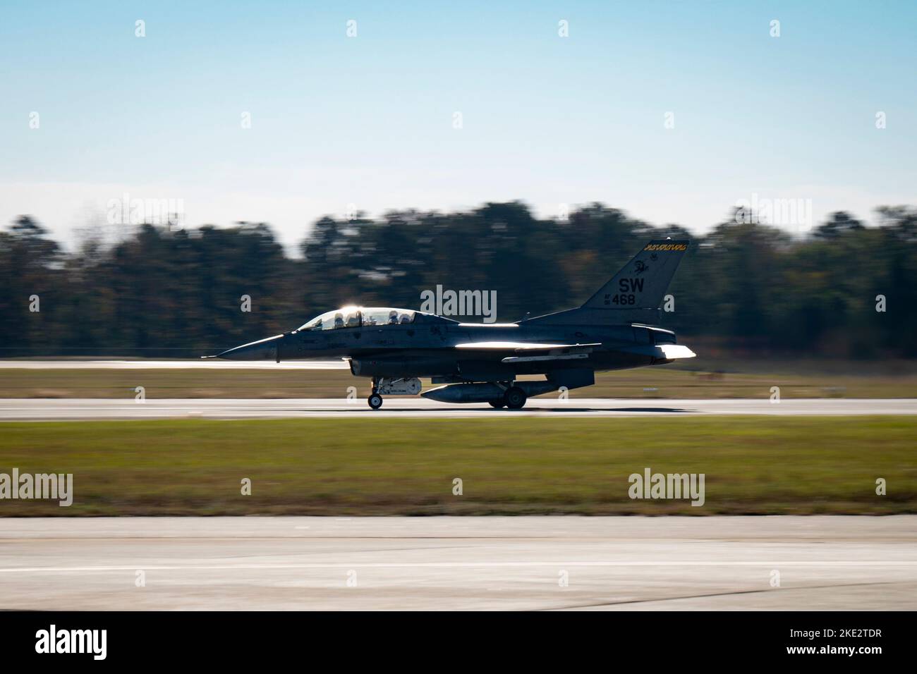 Eine dem Viper-Demonstrationsteam zugewiesene F-16D-Falcon hebt mit Sgt, einem Mitarbeiter der US-Luftwaffe, von der Fluglinie ab. Joseph Pick, ein Kameramann aus der Luftwaffe, der dem Kampfkamerastraffel 1. (CTCS) zugewiesen wurde, stationiert auf der Joint Base Charleston, S.C., im Inneren des Shaw Air Force Base, S.C., 8. November 2022. Die 1. CTCS besuchten die AFB Shaw, um Aufnahmen für ein Rekrutierungsvideo aufzunehmen, das ihre operativen Fähigkeiten zeigen wird, in der Hoffnung, die US Air Force Public Affairs Airmen zu inspirieren, sich für den Sonderauftrag zu bewerben. (USA Luftwaffe Foto von Senior Airman Madeline Herzog) Stockfoto