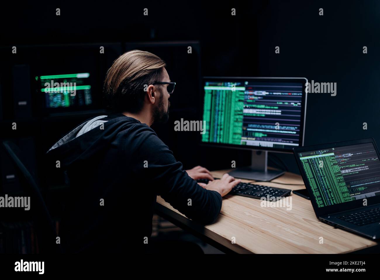 Professioneller Hacker, der am Computer arbeitet Stockfoto
