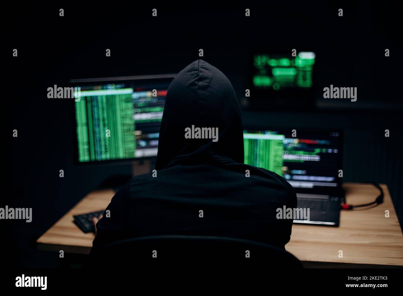 Mann hackt in Sicherheitssysteme Stockfoto