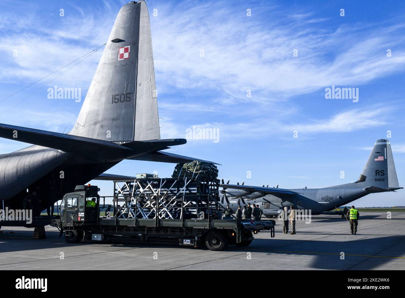 Mitglieder der Polnischen Luftwaffe, der US-Luftstreitkräfte in Europa-Luftwaffe Afrika (USAFE-AF) und des US-Sondereinsatzkommandos Europa (SOCEUR) führen palettierte Präzisionseffekte-Frachttrainings auf einer polnischen Luftstreitkräfte C-130 Hercules durch, 8. November 2022, in Powidz, Polen. Diese Schulung ist eine Fortsetzung früherer Iterationen mit dem U.S. Special Operations Command Europe (SOCEUR). Die Verbündeten der USA und der NATO und ihre Partner bleiben im gesamten Europäischen Theater für kollektive Verteidigung und kooperative Sicherheit engagiert. NATO-Verbündete und Partner in Europa haben die palettierten Präzisionseffekte Capabil erhalten Stockfoto