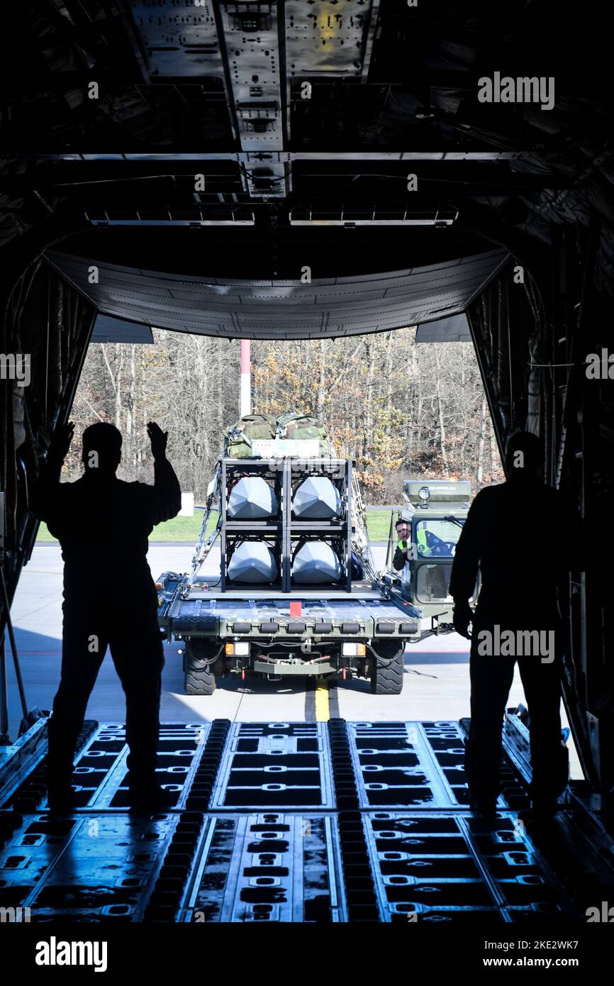 Ein Lademeister der Polnischen Luftwaffe und Mitarbeiter der US-Luftstreitkräfte in Europa-Luftwaffe Afrika (USAFE-AF) und des US-Spezialeinsatzkommandos Europa (SOCEUR) palettierten Bodenführer Präzisionseffekte auf eine polnische Luftstreitkräfte C-130 Hercules, 8. November 2022, in Powidz, Polen. Diese Schulung ist eine Fortsetzung früherer Iterationen mit dem U.S. Special Operations Command Europe (SOCEUR). Die Verbündeten der USA und der NATO und ihre Partner bleiben im gesamten Europäischen Theater für kollektive Verteidigung und kooperative Sicherheit engagiert. NATO-Verbündete und Partner in Europa haben die palettierte Präzision ef Stockfoto