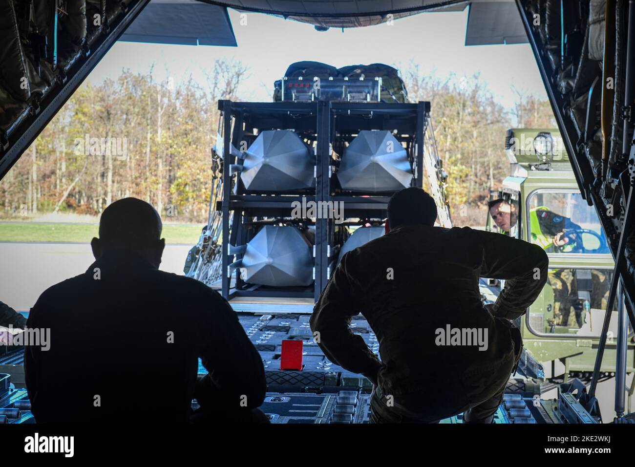 Mitglieder der Polnischen Luftwaffe und der US-Luftwaffe in Europa-Luftwaffe Afrika (USAFE-AF) tragen dazu bei, die palettierten Präzisionseffekte am 8. November 2022 in Powidz, Polen, zu laden. Diese Schulung ist eine Fortsetzung früherer Iterationen mit dem U.S. Special Operations Command Europe (SOCEUR). Die Verbündeten der USA und der NATO und ihre Partner bleiben im gesamten Europäischen Theater für kollektive Verteidigung und kooperative Sicherheit engagiert. NATO-Verbündete und -Partner in Europa verfügen über die palettierte Präzisionseffektfähigkeit in ihrem Waffeninventar und bilden seit 2011 mit US-Experten aus. Stockfoto