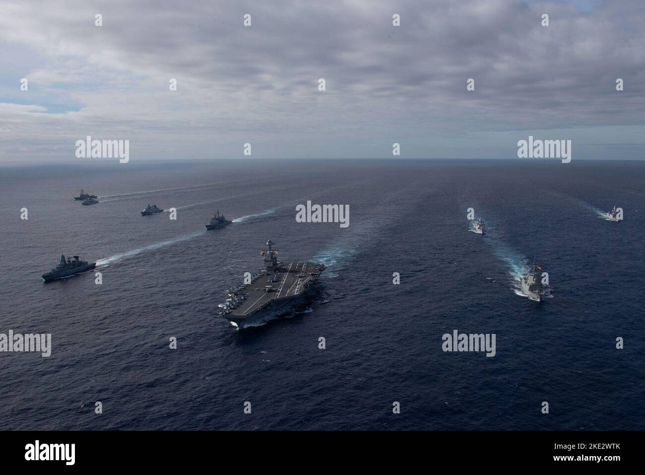 Der erstklassige Flugzeugträger USS Gerald R. Ford (CVN 78) dampft im Atlantischen Ozean in Formation mit der deutschen Fregatte FGS Hessen (F 221), dem Lenkraketen-Kreuzer USS Normandy (CG 60) der Ticonderoga-Klasse, der dänischen Fregatte HDMS Peter Willemoes (FFH 362), der kanadischen Fregatte HMCS Montreal (FFH 336), Arleigh Burke-Klasse, USS Thomas Hudner (DDG 116), spanische Armada-Fregatte Álvaro de Bazán (F 101), niederländische Fregatte HNLMS De Zeven Provincien (F 802), französische Fregatte FS Chevalier Paul (D 621), 7. November 2022. Übung Silent Wolverine ist eine in den USA geführte kombinierte Trainingsübung tha Stockfoto