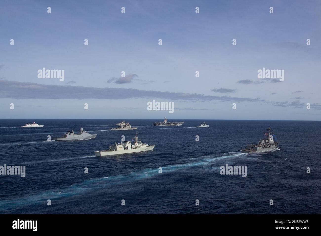 Der erstklassige Flugzeugträger USS Gerald R. Ford (CVN 78) dampft im Atlantik in Formation mit der deutschen Fregatte FGS Hessen (F 221), dem Lenkrakenkreuzer USS Normandy (CG 60) der Ticonderoga-Klasse, der dänischen Fregatte HDMS Peter Willemoes (FFH 362), der kanadischen Fregatte HMCS Montreal (FFH 336), Der Arleigh Burke-Klasse Lenkrakenzerstörer USS Thomas Hudner (DDG 116), die spanische Armada-Fregatte Álvaro de Bazán (F 101) und die niederländische Fregatte HNLMS De Zeven Povincien (F 802), 7. November 2022. Übung Silent Wolverine ist eine in den USA geführte kombinierte Trainingsübung, bei der Ford-cl getestet wird Stockfoto