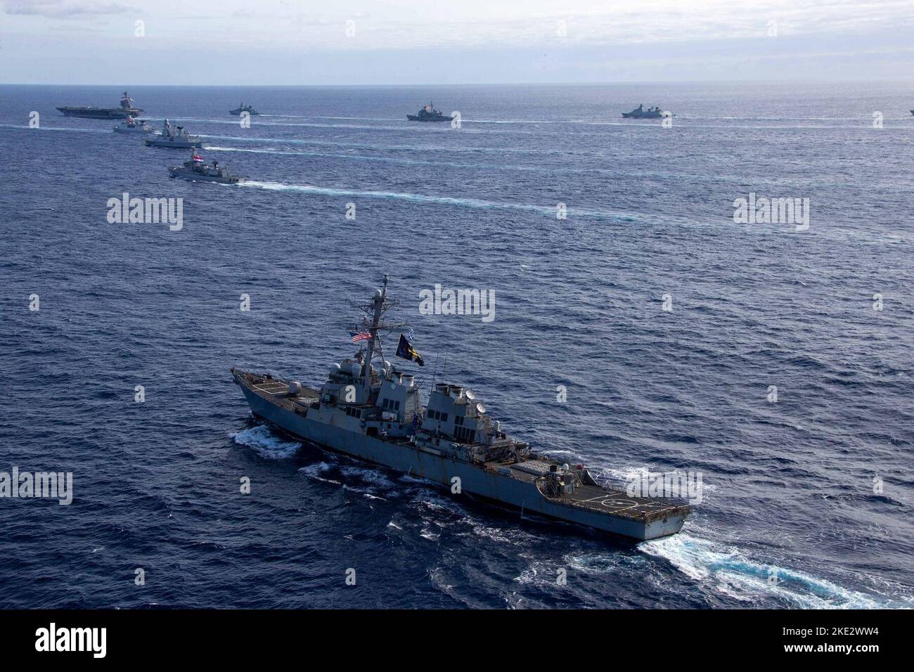 Der erstklassige Flugzeugträger USS Gerald R. Ford (CVN 78) dampft im Atlantik in Formation mit der deutschen Fregatte FGS Hessen (F 221), dem Lenkrakenkreuzer USS Normandy (CG 60) der Ticonderoga-Klasse, der dänischen Fregatte HDMS Peter Willemoes (FFH 362), der spanischen Armada Fregatte Álvaro de Bazán (F 101), Niederländische Fregatte HNLMS De Zeven Provincien (F 802), französische Fregatte FS Chevalier Paul (D 621), niederländische Fregatte HNLMS van Amstel (F 831) und Arleigh Burke-Klasse Lenkraketenzerstörer USS McFaul (DDG 74), 7. November 2022. Übung Silent Wolverine ist eine in den USA geführte kombinierte Trainingsübung, die getestet wird Stockfoto