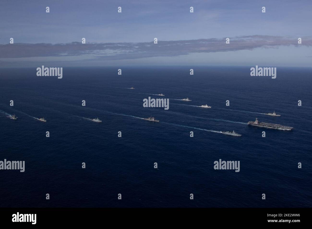 Der erstklassige Flugzeugträger USS Gerald R. Ford (CVN 78) dampft im Atlantik in Formation mit der deutschen Fregatte FGS Hessen (F 221), dem Lenkrakenkreuzer USS Normandy (CG 60) der Ticonderoga-Klasse, der dänischen Fregatte HDMS Peter Willemoes (FFH 362), der kanadischen Fregatte HMCS Montreal (FFH 336), Die Arleigh Burke-Klasse, der Lenkrakenzerstörer USS Thomas Hudner (DDG 116), die spanische Armada-Fregatte Álvaro de Bazán (F 101), die niederländische Fregatte HNLMS De Zeven Povincien (F 802), die französische Fregatte FS Chevalier Paul (D 621), die niederländische Fregatte HNLMS Van Amstel (F 831) und die Arleigh Stockfoto