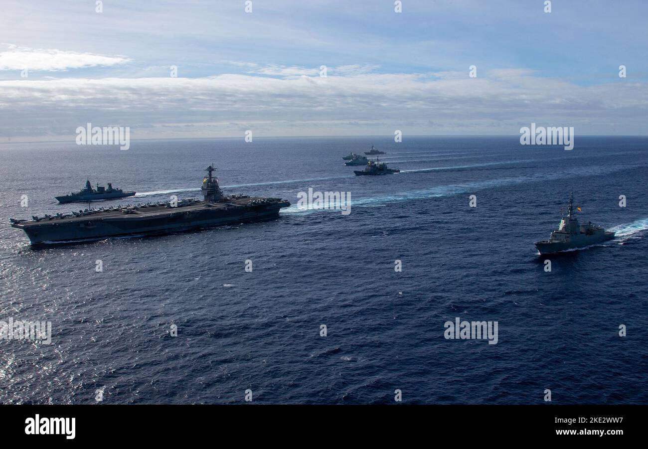 Der erstklassige Flugzeugträger USS Gerald R. Ford (CVN 78) dampft im Atlantischen Ozean in Formation mit der deutschen Fregatte FGS Hessen (F 221), dem Lenkraketen-Kreuzer USS Normandy (CG 60) der Ticonderoga-Klasse, der dänischen Fregatte HDMS Peter Willemoes (FFH 362), der kanadischen Fregatte HMCS Montreal (FFH 337), USS Thomas Hudner (DDG 116), die spanische Armada-Fregatte Álvaro de Bazán (F 101) und die Arleigh-Burke-Klasse, USS McFaul (DDG 74), am 7. November 2022. Übung Silent Wolverine ist eine in den USA geführte kombinierte Trainingsübung, bei der die Ford-Klasse ai getestet wird Stockfoto