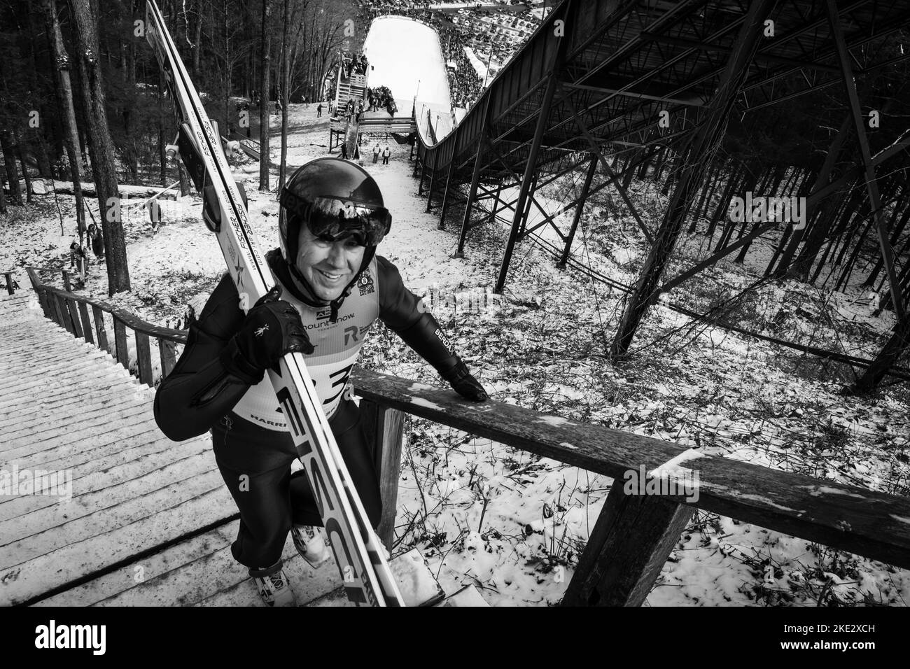 Skier Climbs Jump, 100.. Jahrestag der Harris Hill Ski Jump in Brattleboro, Vermont, USA, 20. Februar 2022, Fred Harris Memorial Tournament. Stockfoto