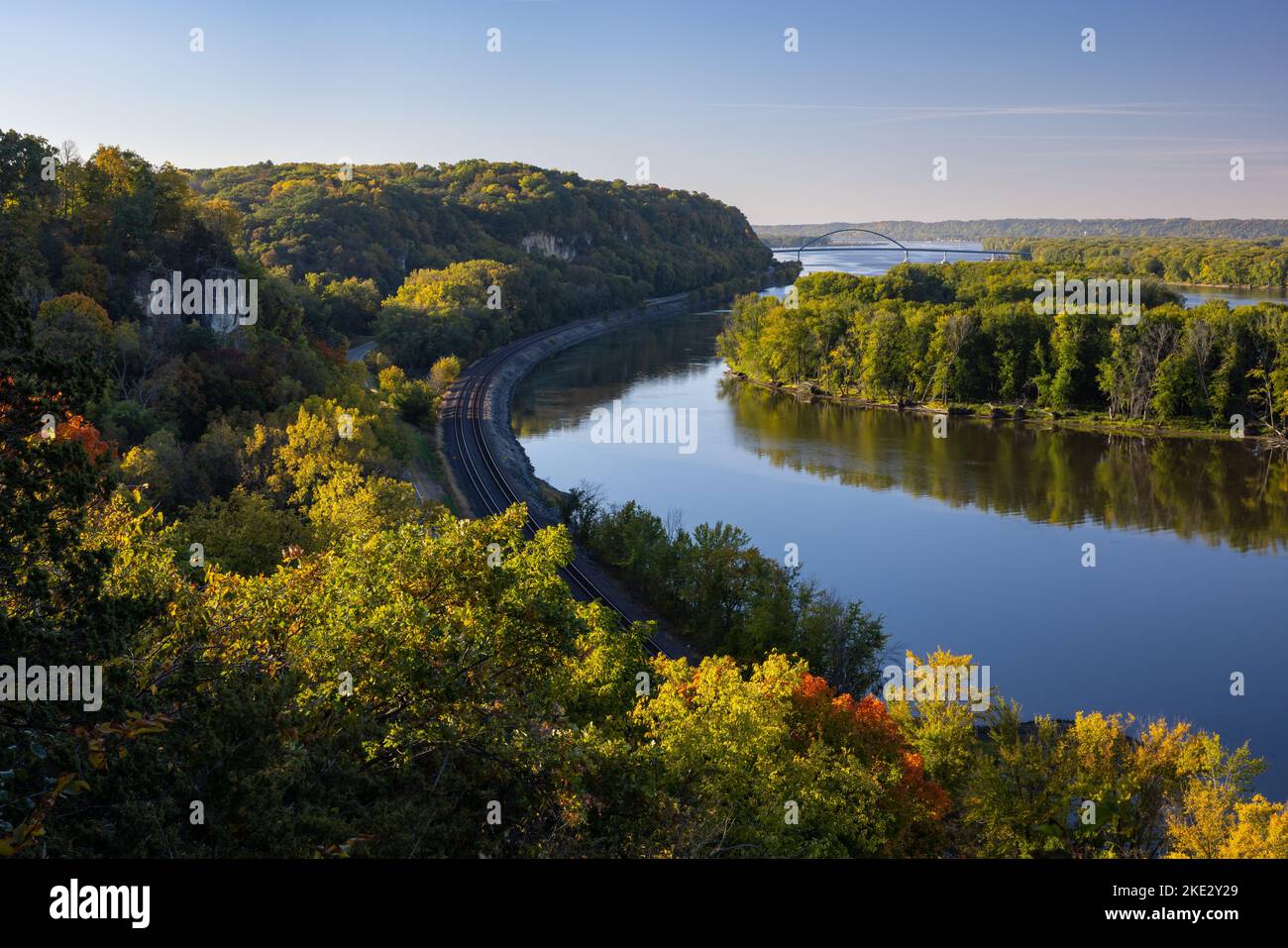 Mississippi River Und Railroad Tracks Malerische Herbstlandschaft Stockfoto