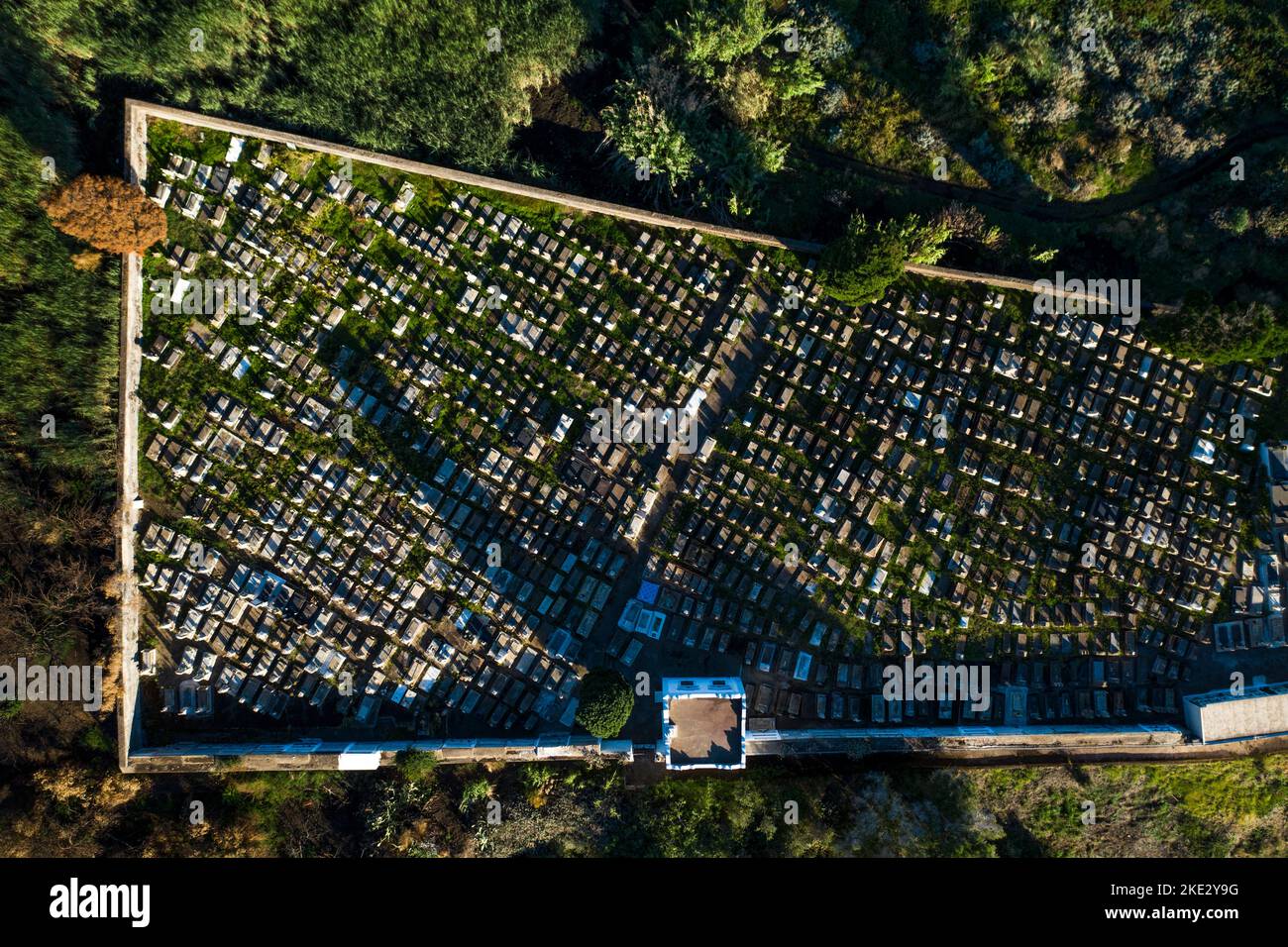 Ansicht von oben nach unten auf Friedhof, Stromboli, Äolischen Inseln, Süditalien, Europa, Sizilien, Italien Stockfoto