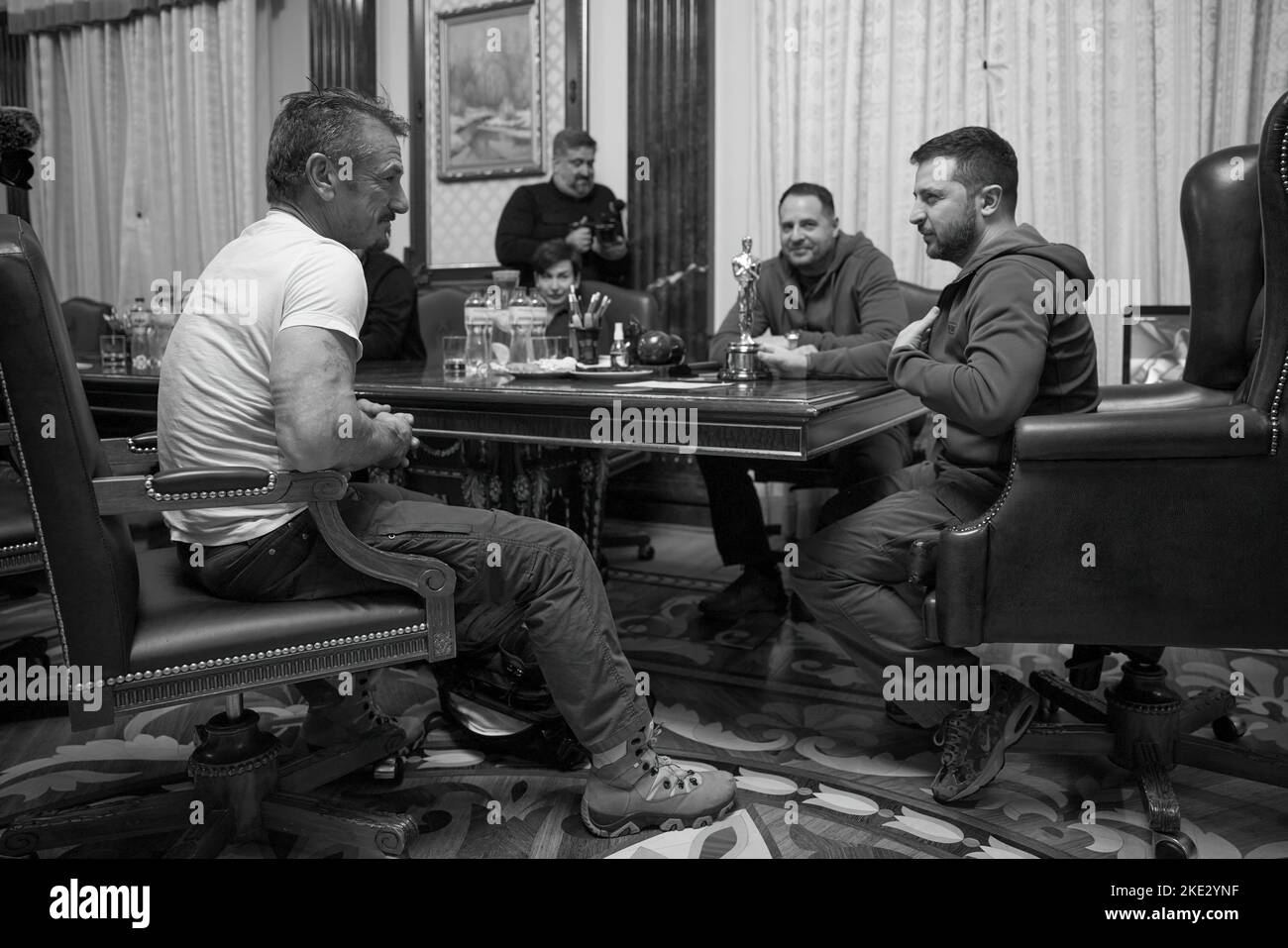 Der ukrainische Präsident Volodymyr Zelensky hatte ein Treffen mit dem amerikanischen Schauspieler, Filmemacher, Drehbuchautor und Produzenten, dem Oscar-Gewinner Sean Penn, der zum dritten Mal während der umfassenden Invasion Russlands in die Ukraine kommt. Der Staatschef dankte Sean Penn für die Aufmerksamkeit und Unterstützung der Ukraine und ihrer Bevölkerung seit Beginn dieses Krieges. Wolodymyr Zelenskyy sprach über die aktuelle Situation im Land. Die Gesprächspartner diskutierten die Möglichkeiten, die Ukraine zu unterstützen und die Aufmerksamkeit der Welt auf die tragischen Ereignisse zu lenken, die sich derzeit ereignen. Stockfoto