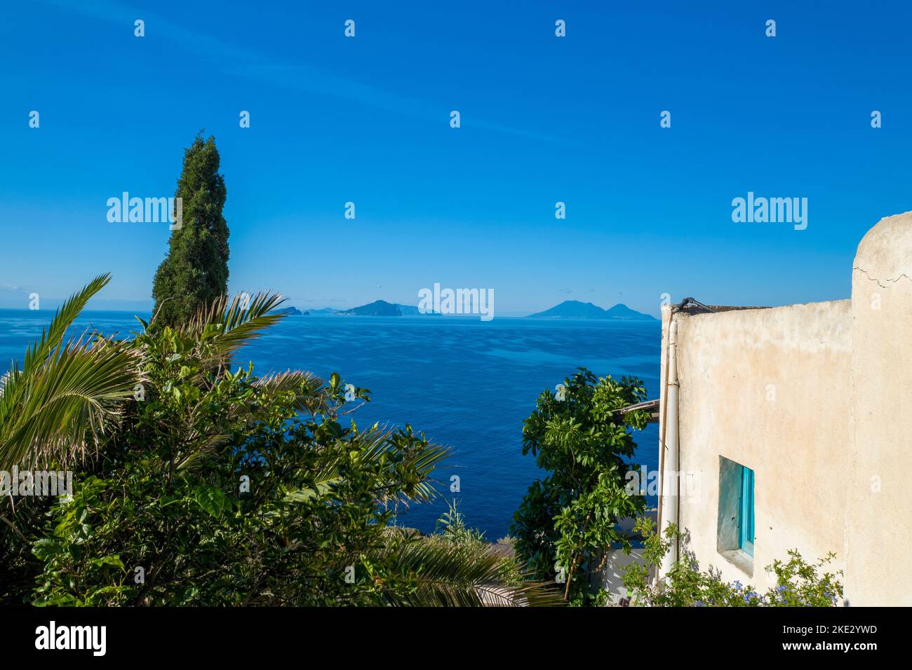 Traditionelles Haus mit Meerblick Ginostra,Insel Stromboli,Äolische Inseln (Eolische Inseln) Sizilien, Italien, Europa Stockfoto