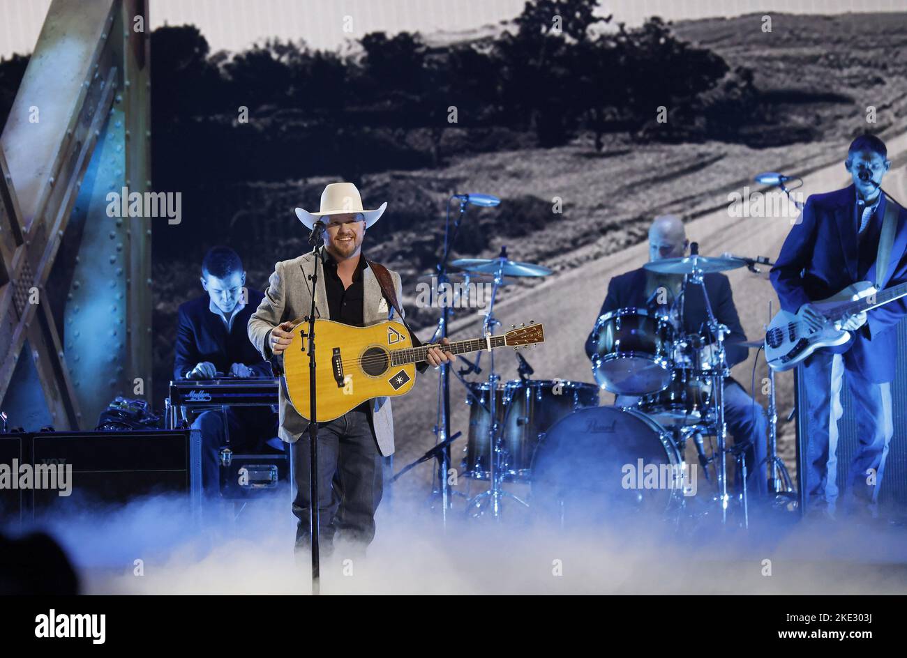 Nashville, Usa. 09.. November 2022. Cody Johnson tritt während der jährlichen CMA Awards 56. in der Bridgestone Arena in Nashville, Tennessee, am Mittwoch, den 9. November 2022 auf. Foto von John Angelillo/UPI Credit: UPI/Alamy Live News Stockfoto