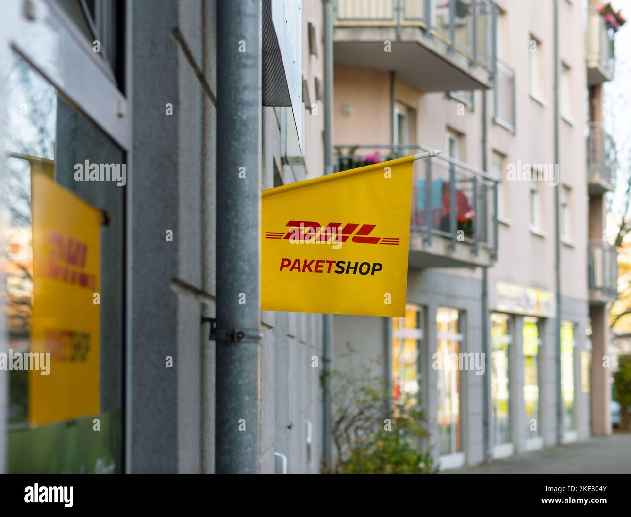 Dhl Paketshop Fotos Und Bildmaterial In Hoher Aufl sung Alamy